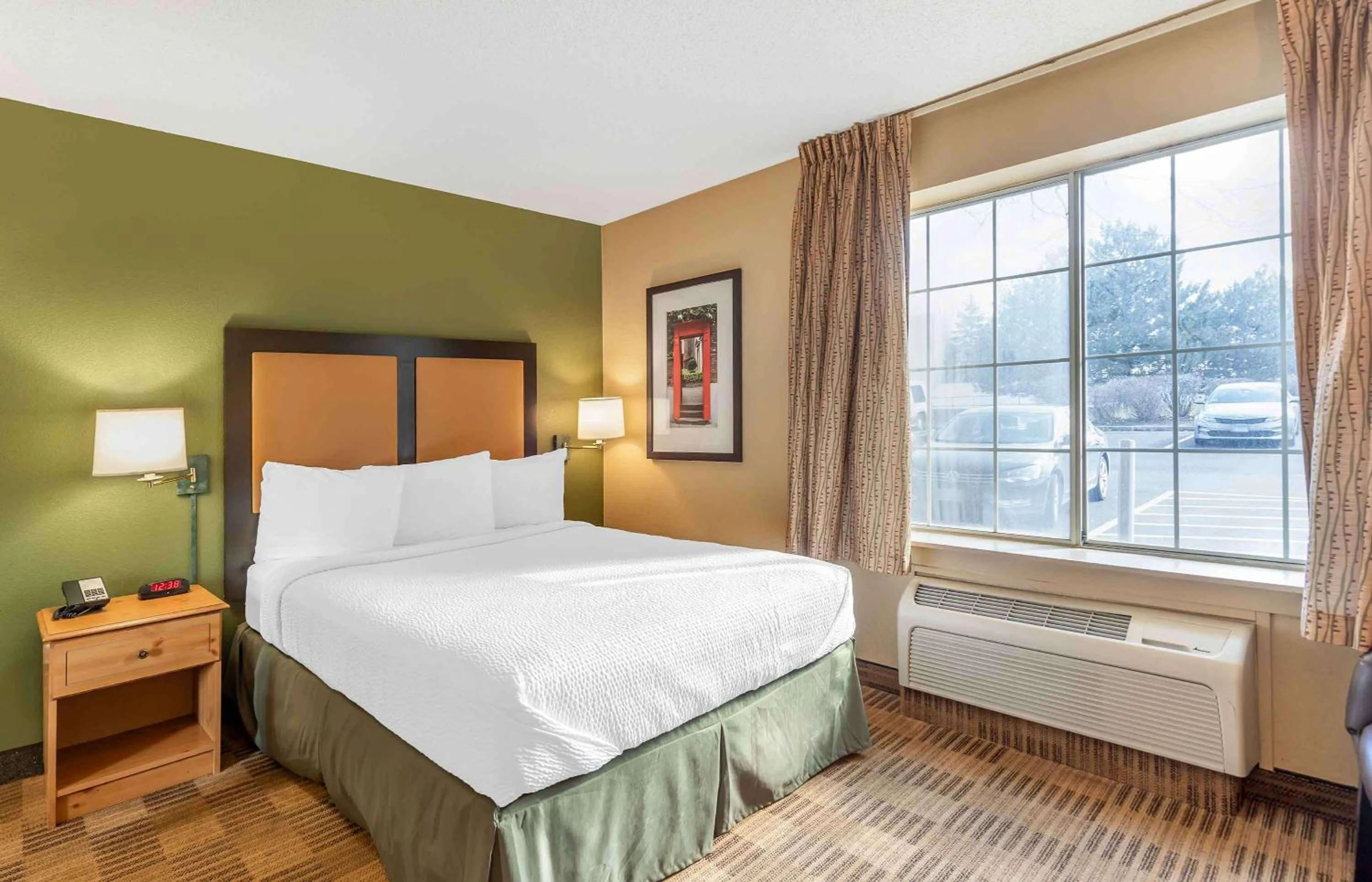 Bedroom, Bed in Extended Stay America Select Suites - Chicago - Westmont - Oak Brook