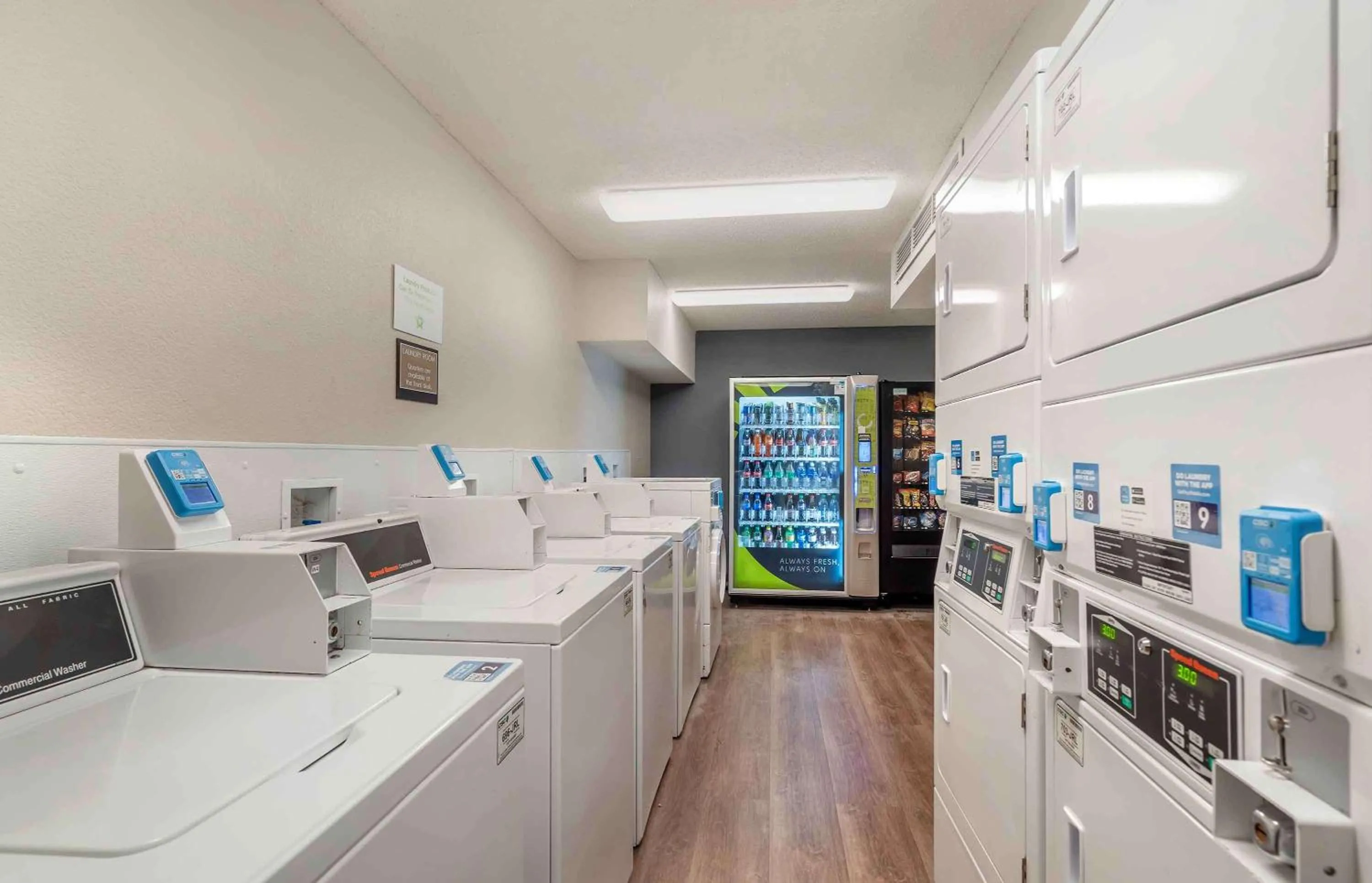 Property building in Extended Stay America Select Suites - Chicago - Westmont - Oak Brook