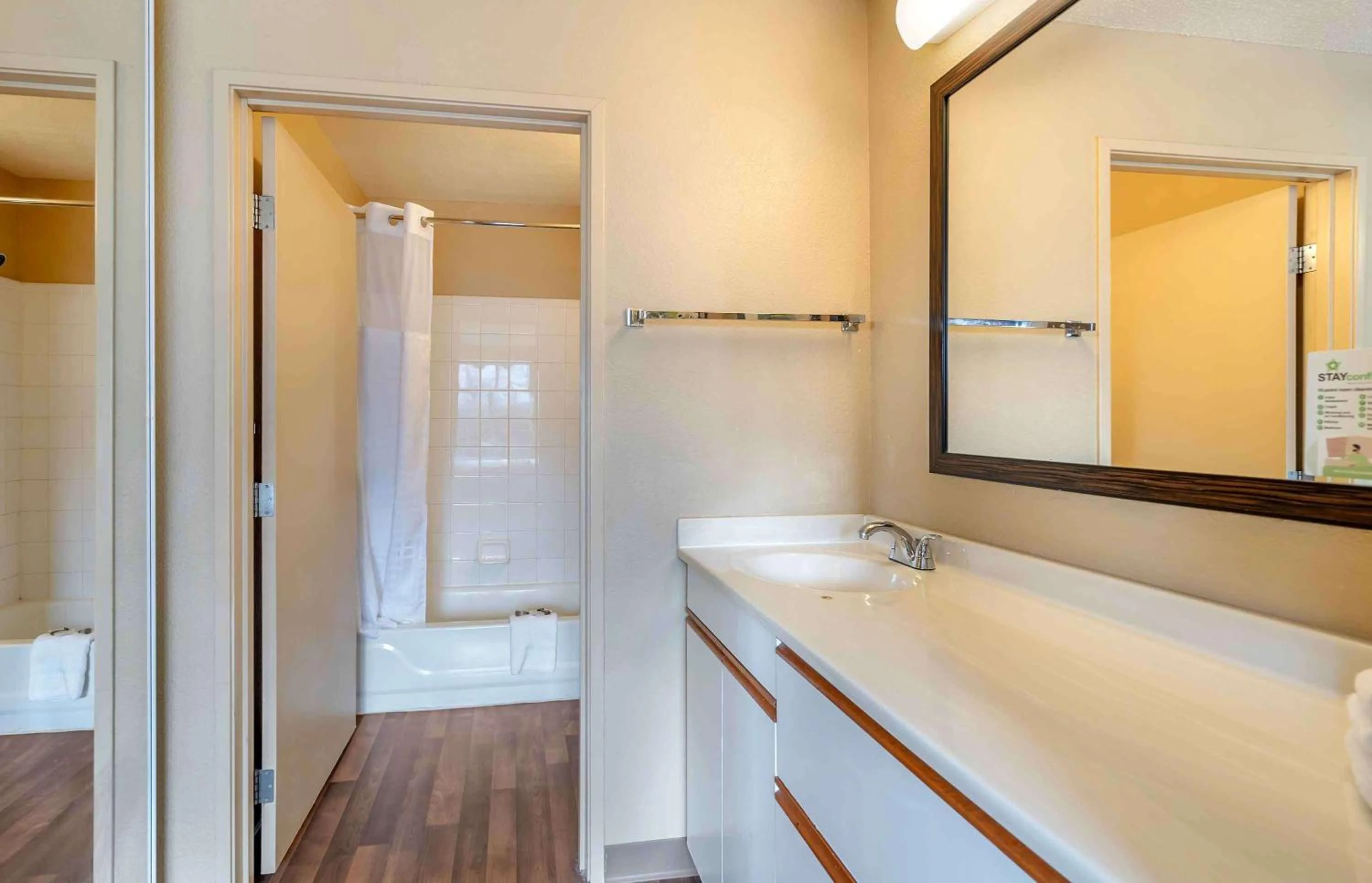 Bathroom, Bed in Extended Stay America Select Suites - Chicago - Westmont - Oak Brook