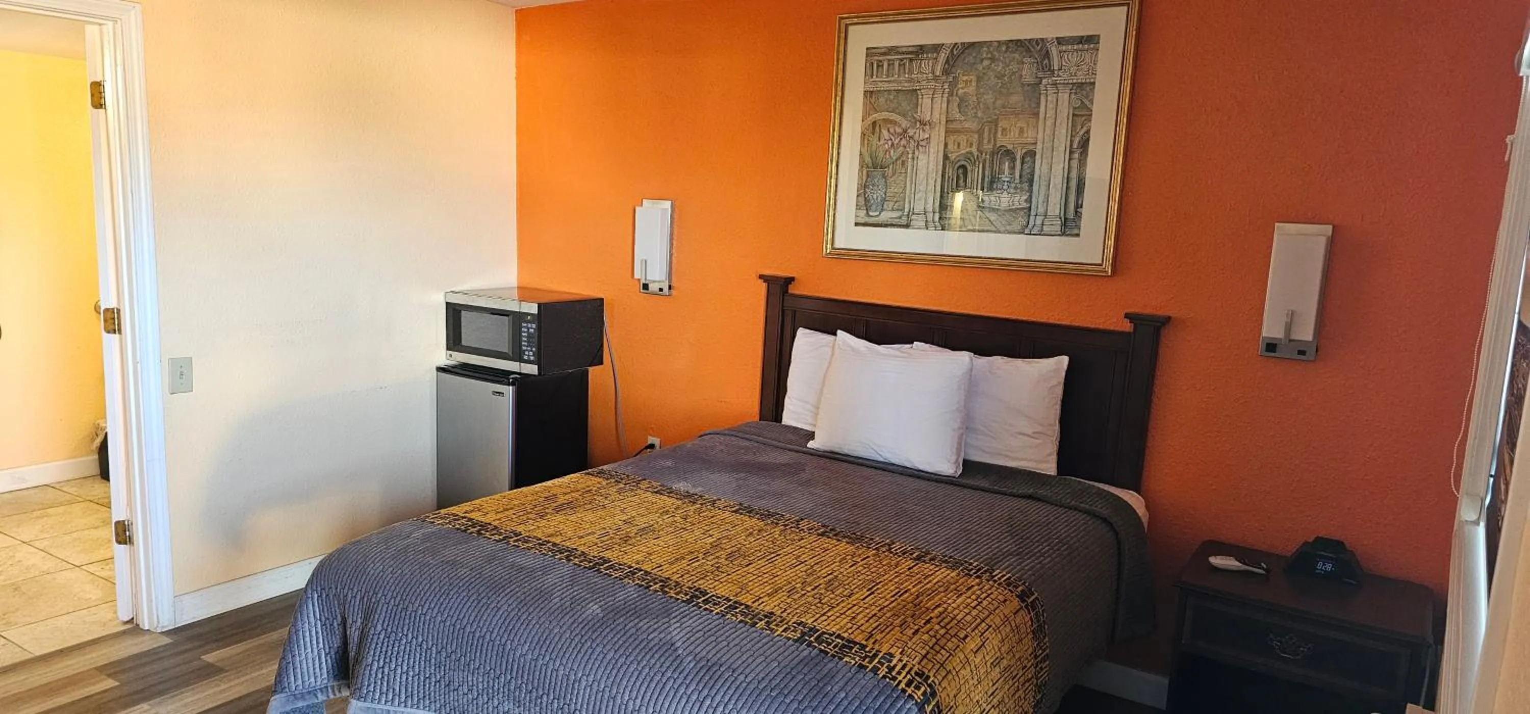 Bed in Indian Mound Motel