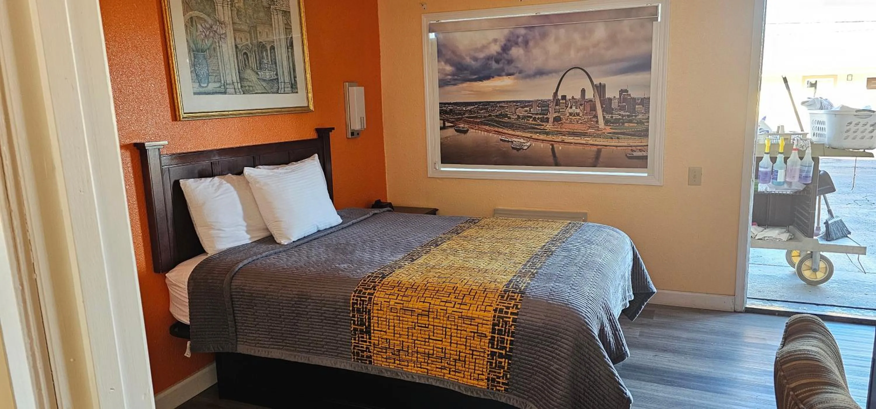 Bed in Indian Mound Motel