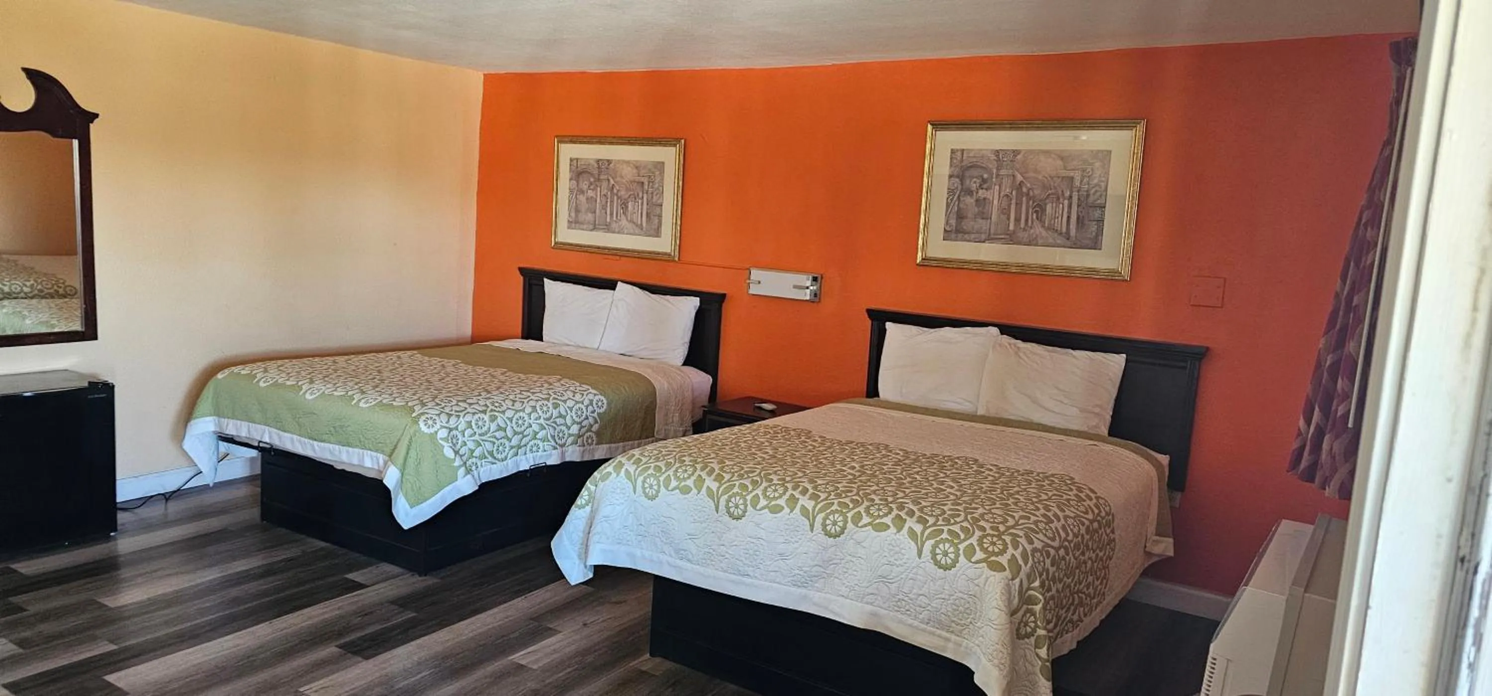 Bed in Indian Mound Motel