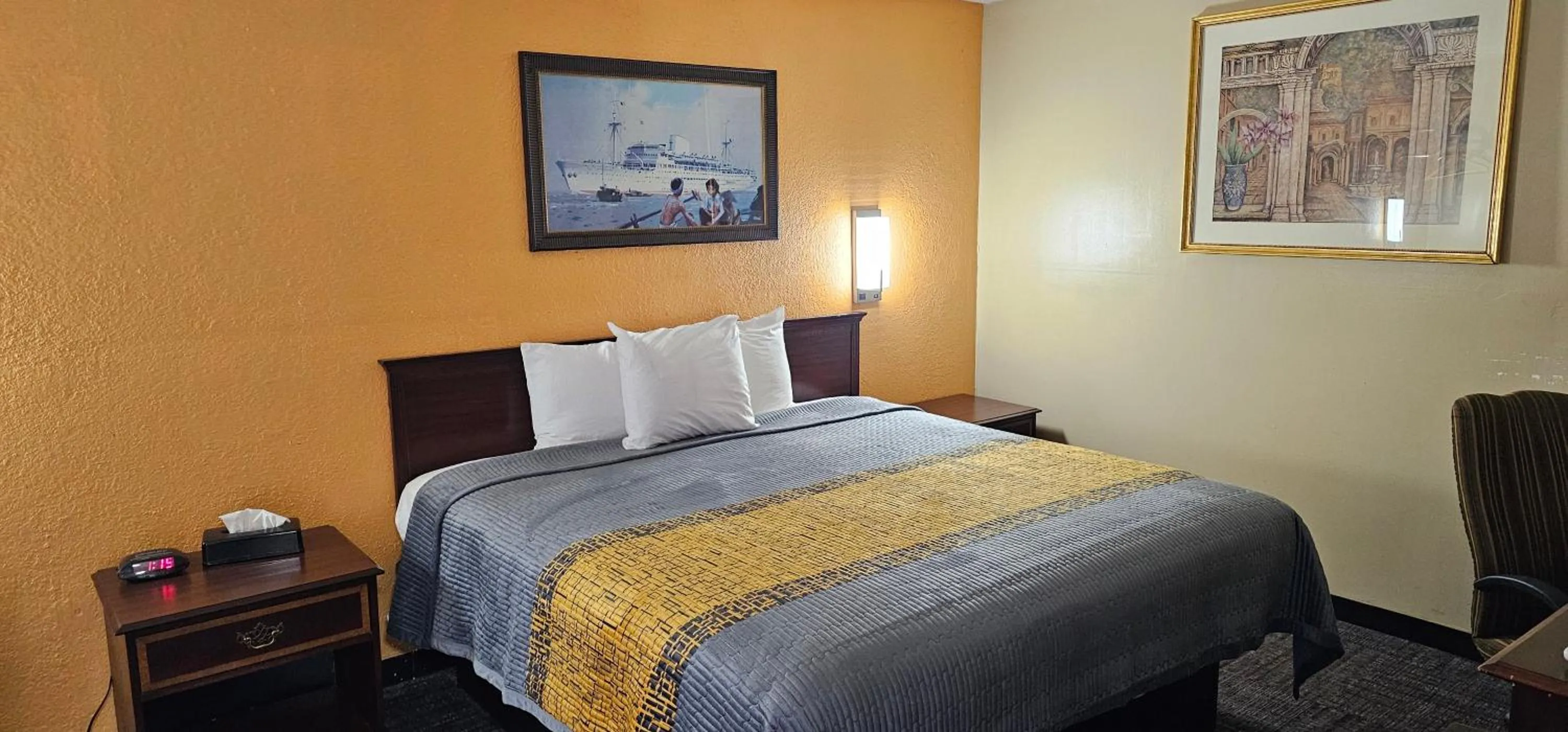 Bed in Indian Mound Motel