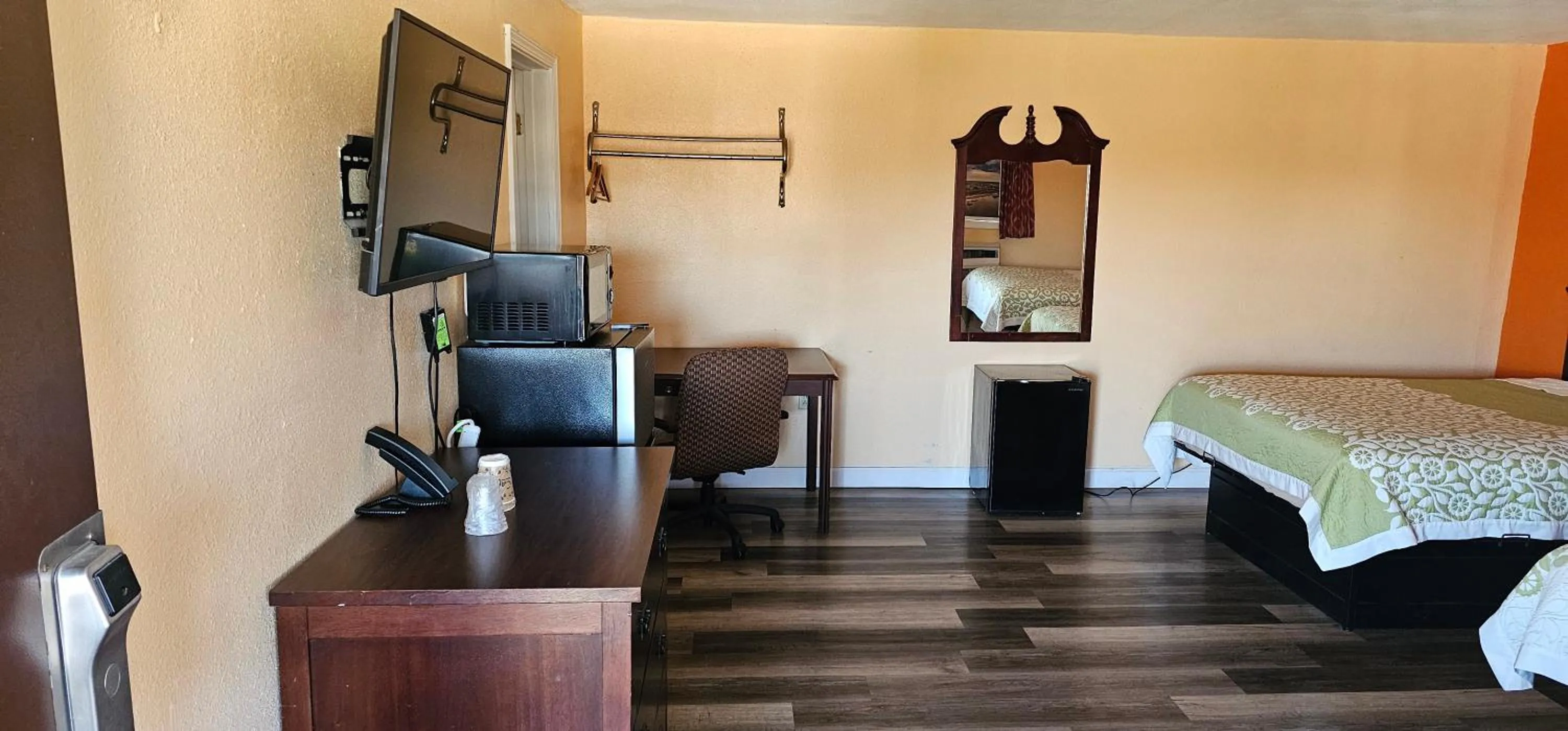 Bed in Indian Mound Motel