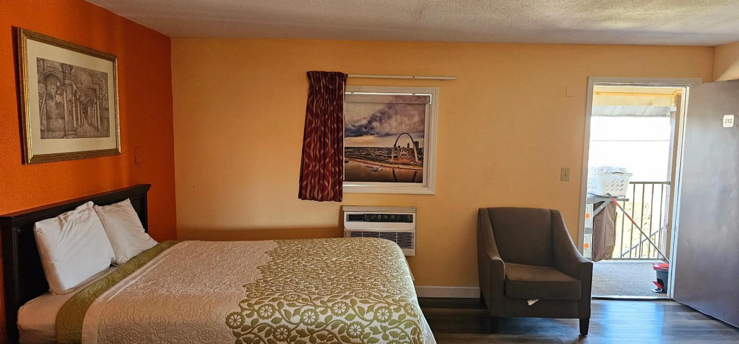 Bed in Indian Mound Motel