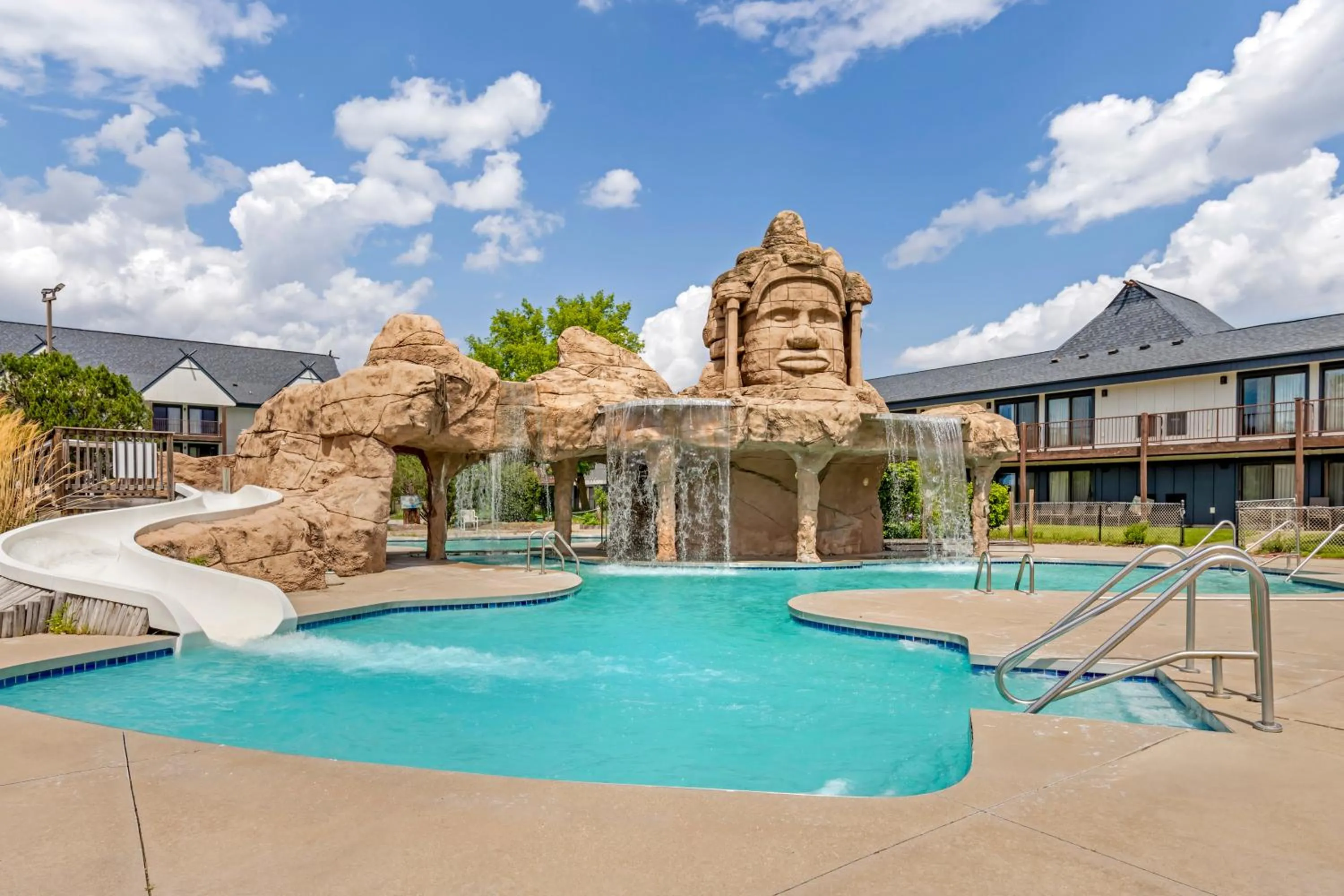 Swimming pool in Polynesian Hotel & Suites