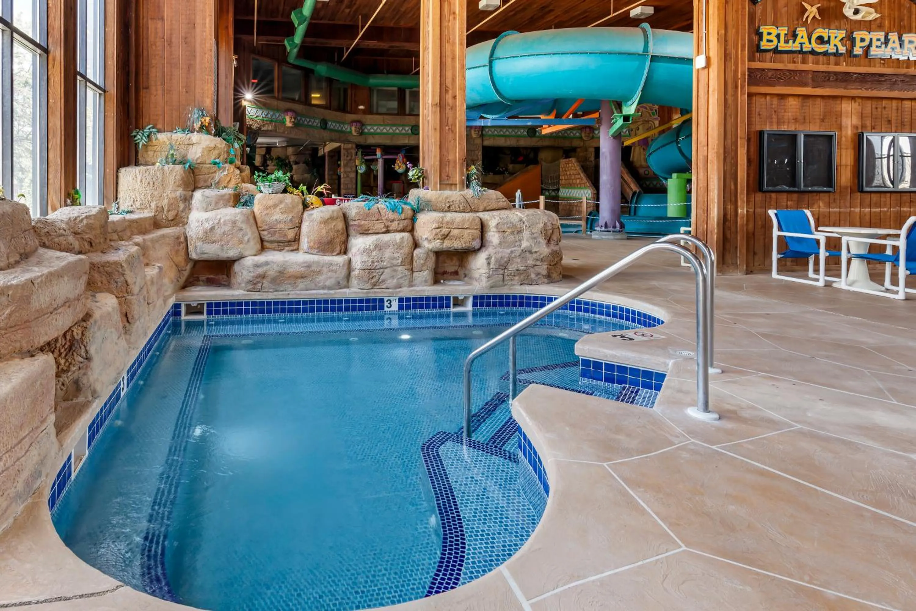 Swimming pool in Polynesian Hotel & Suites