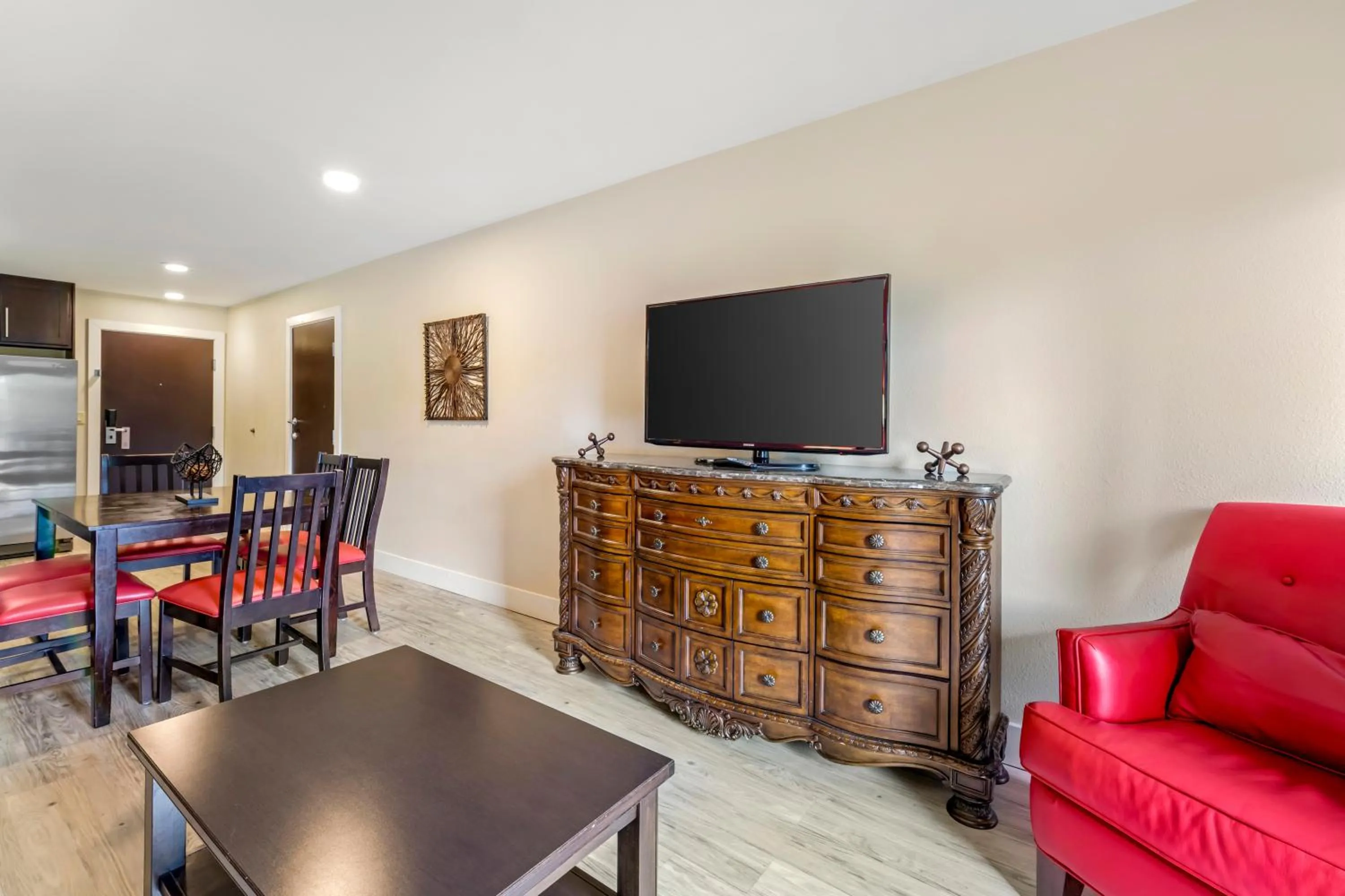 TV and multimedia in Polynesian Hotel & Suites