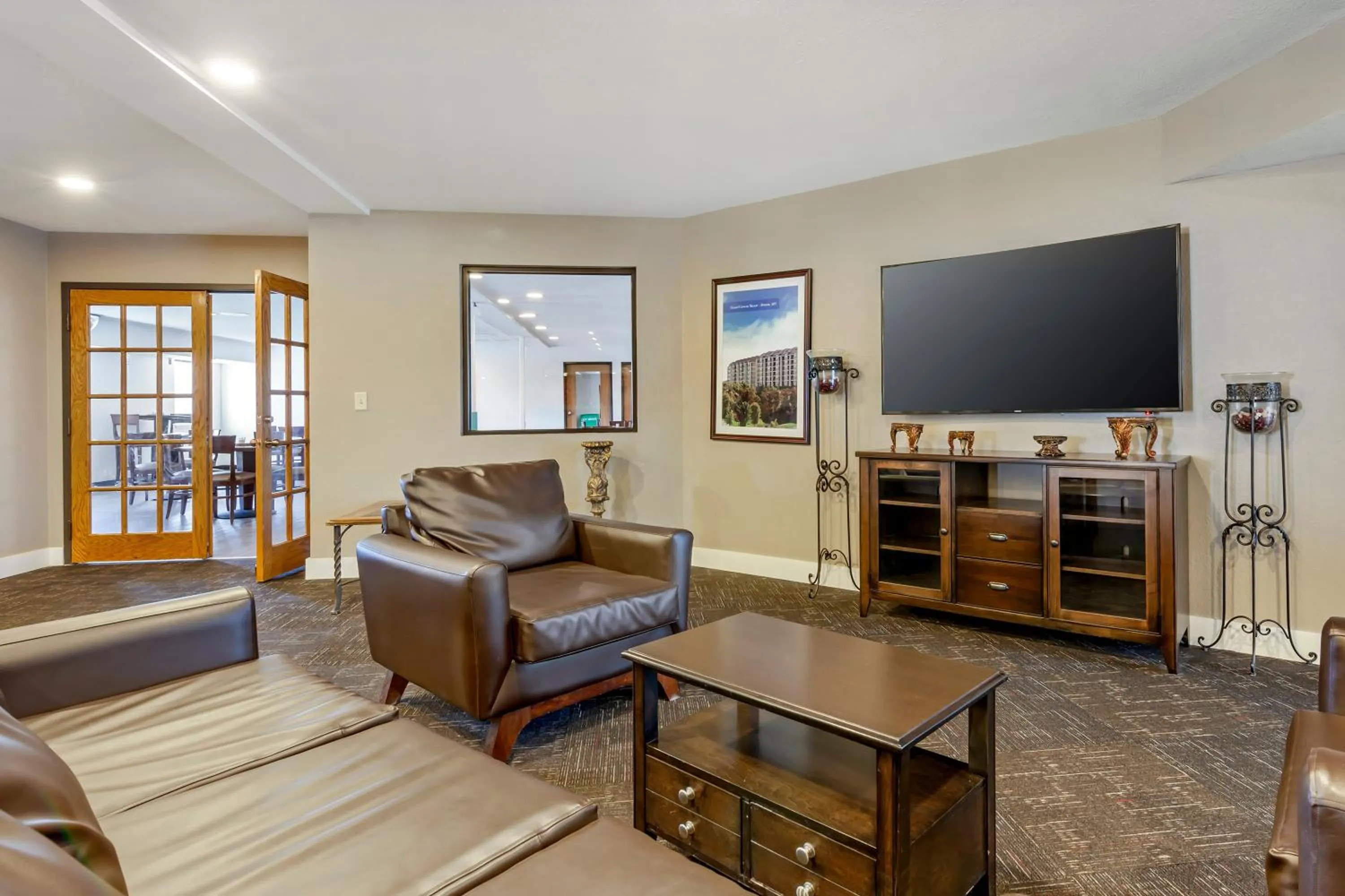 Communal lounge/ TV room in Polynesian Hotel & Suites