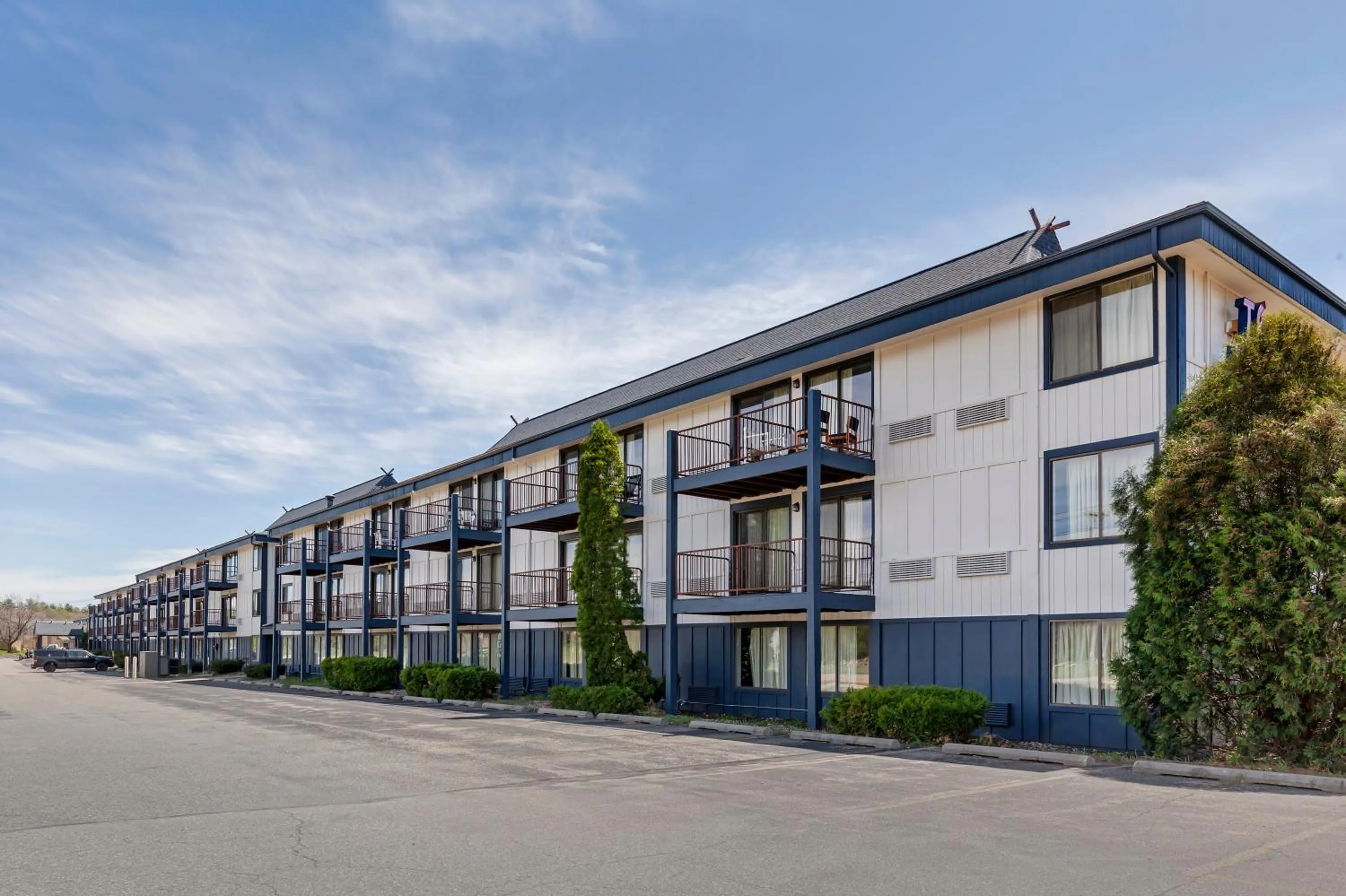 Property building in Polynesian Hotel & Suites