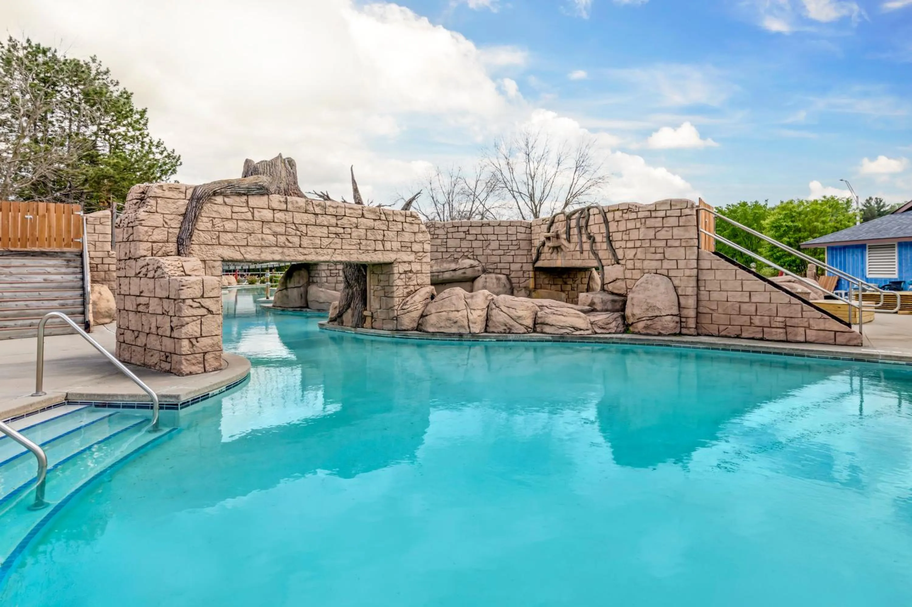 Swimming pool in Polynesian Hotel & Suites