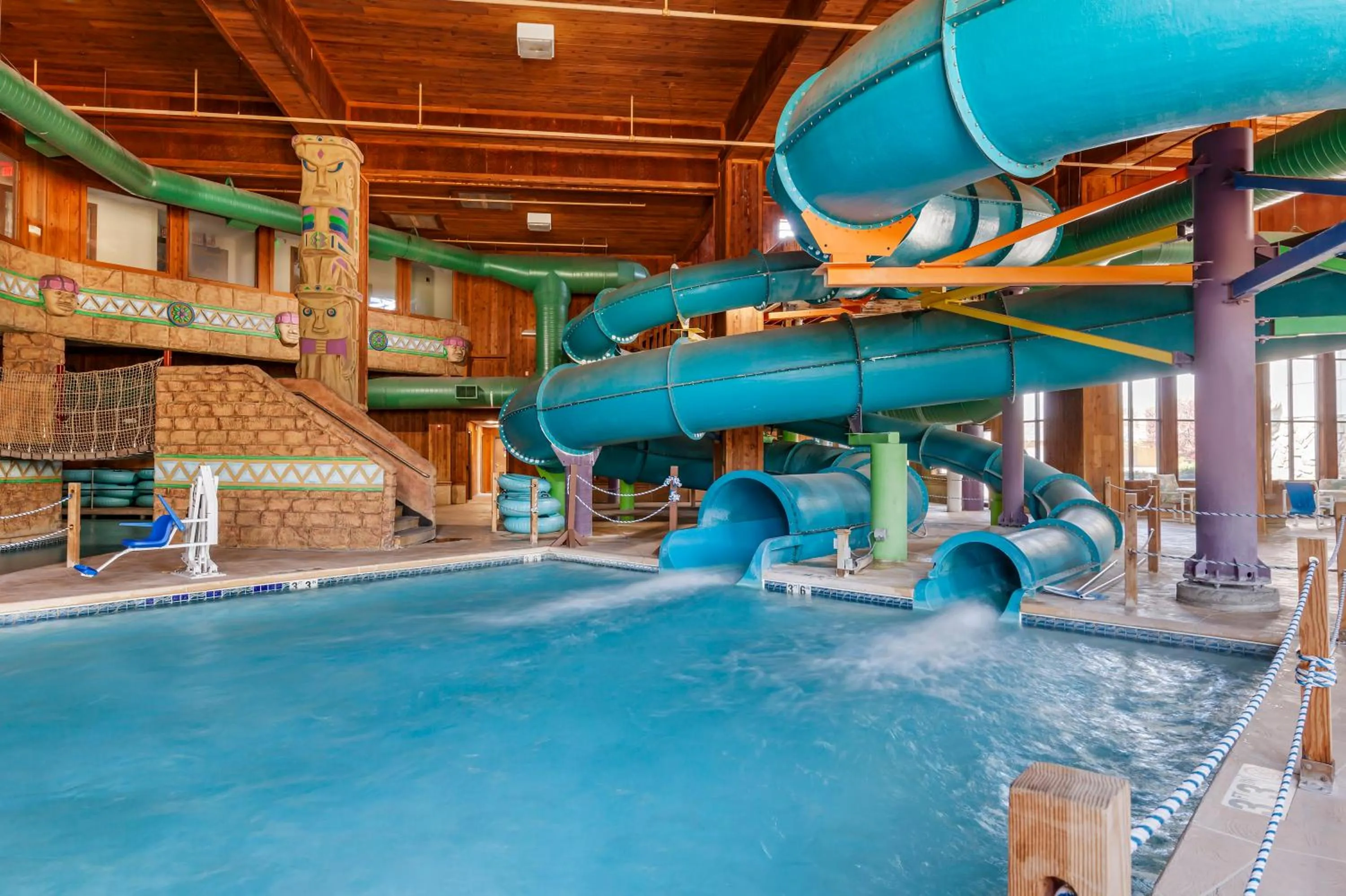 Swimming pool in Polynesian Hotel & Suites
