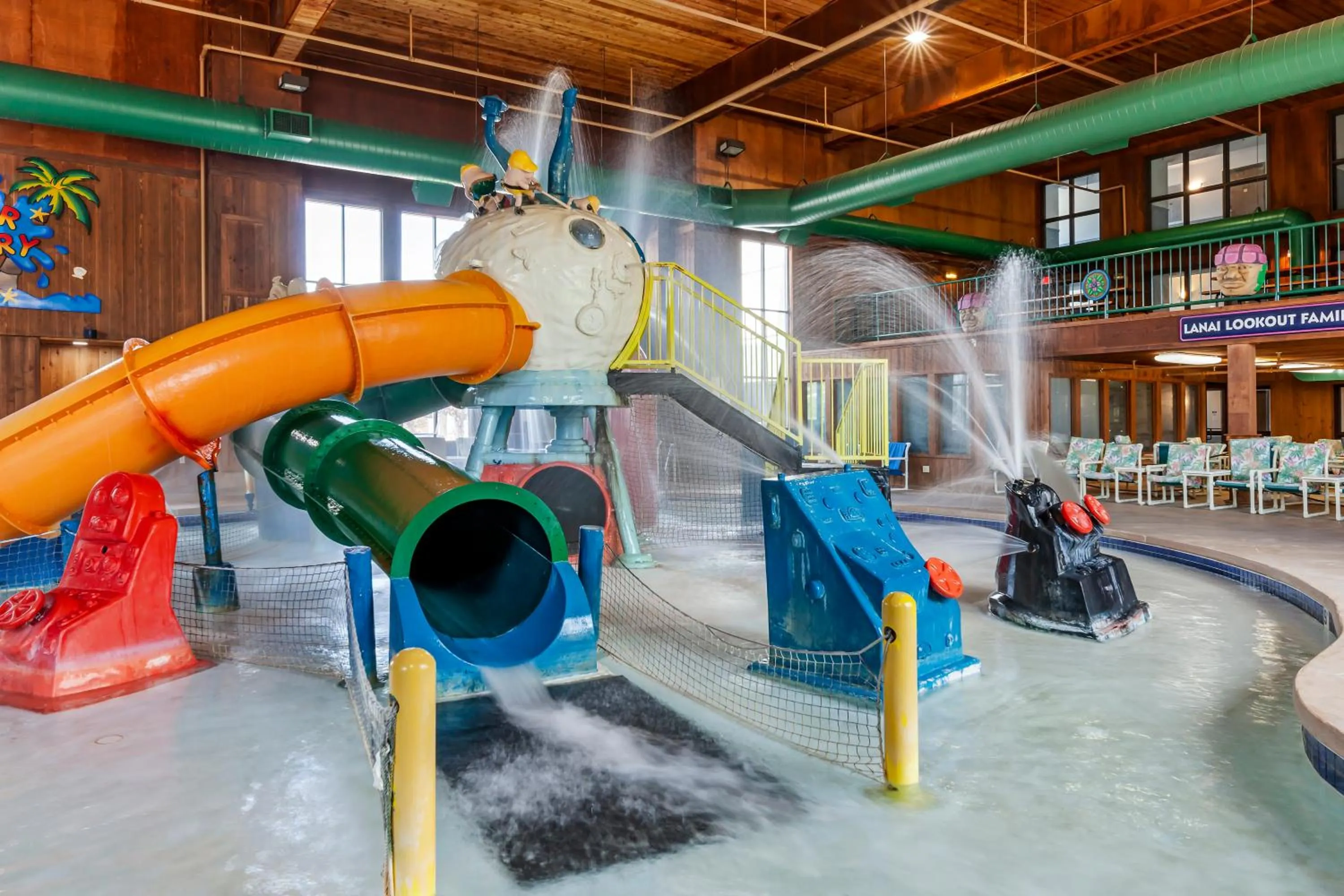 Swimming pool in Polynesian Hotel & Suites