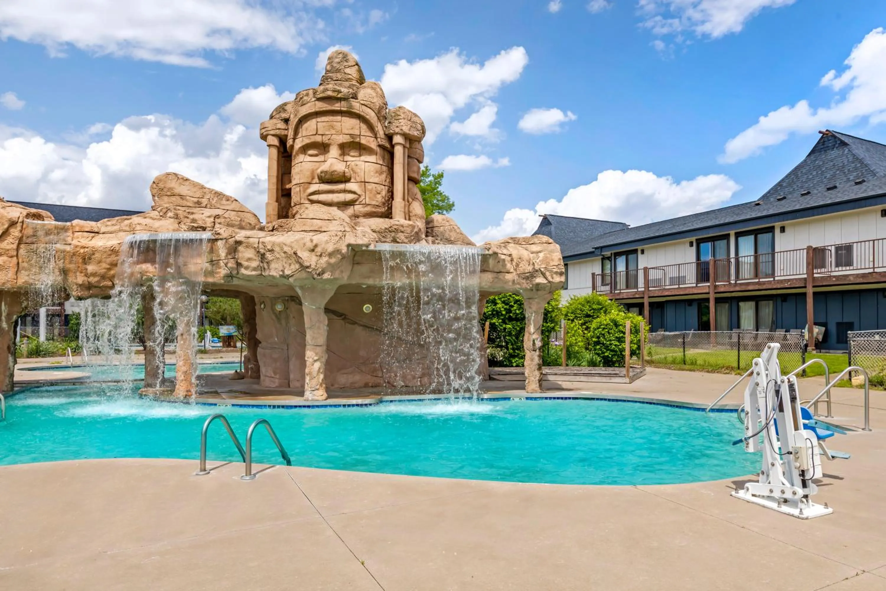 Swimming pool in Polynesian Hotel & Suites