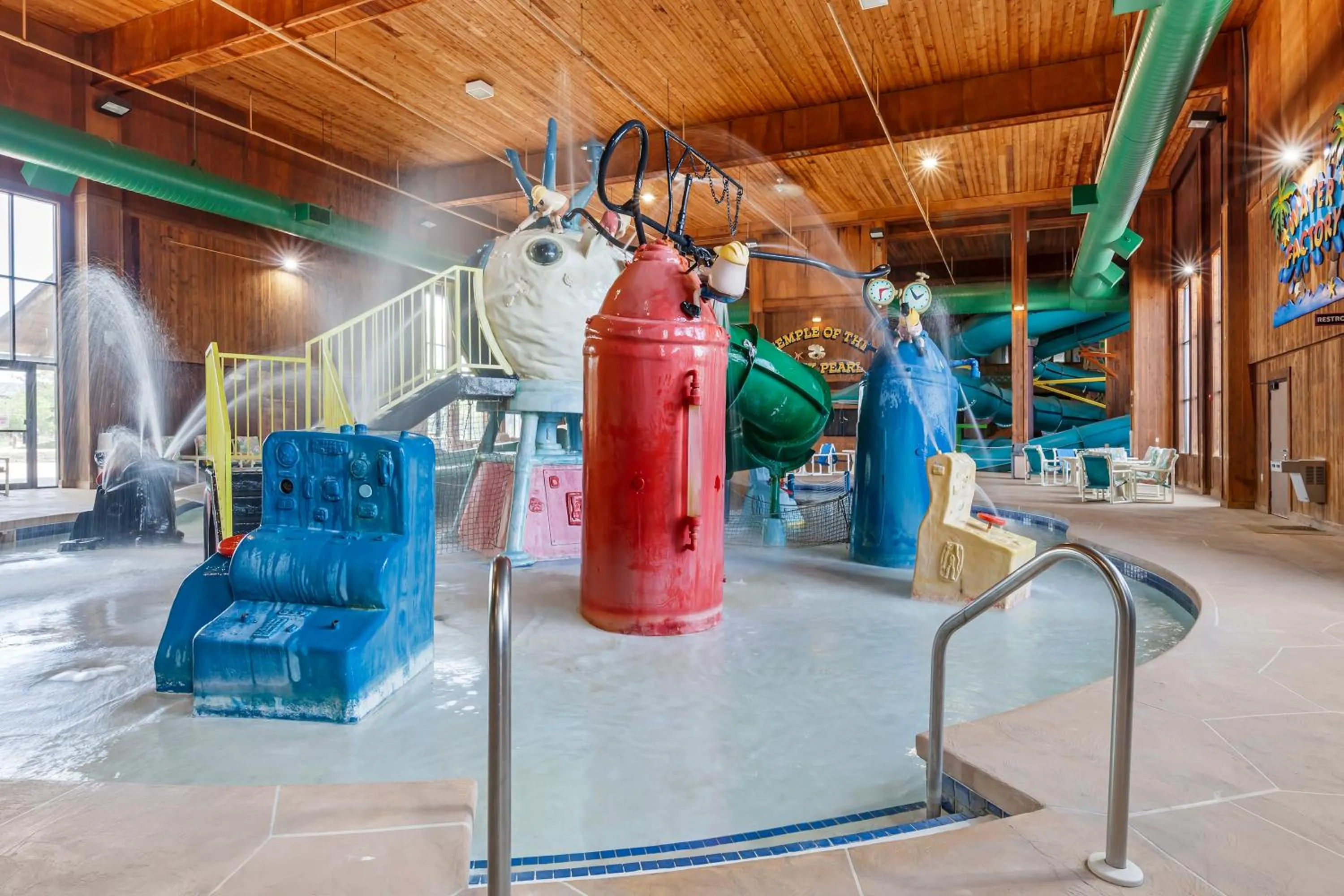 Swimming pool in Polynesian Hotel & Suites