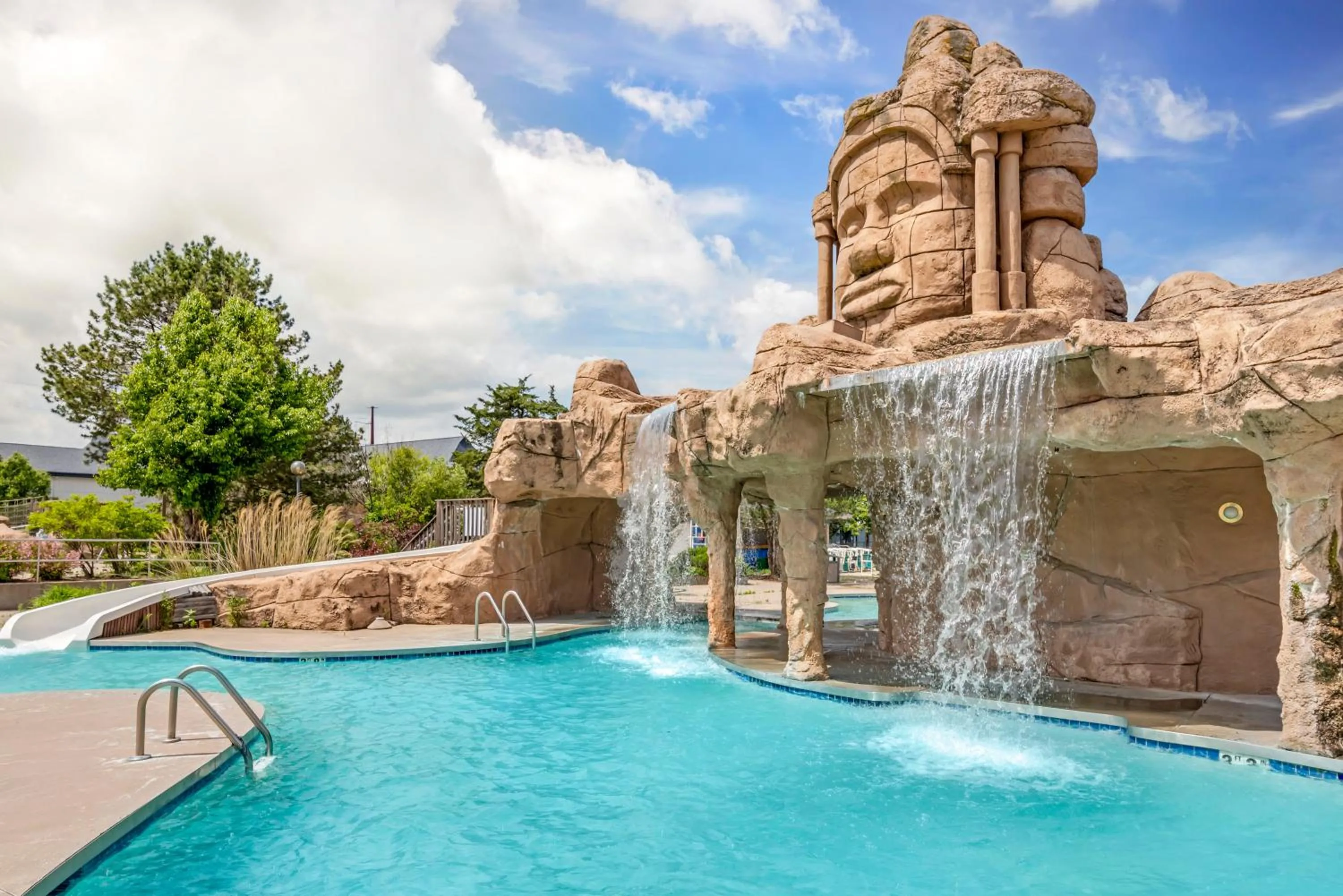 Swimming pool in Polynesian Hotel & Suites
