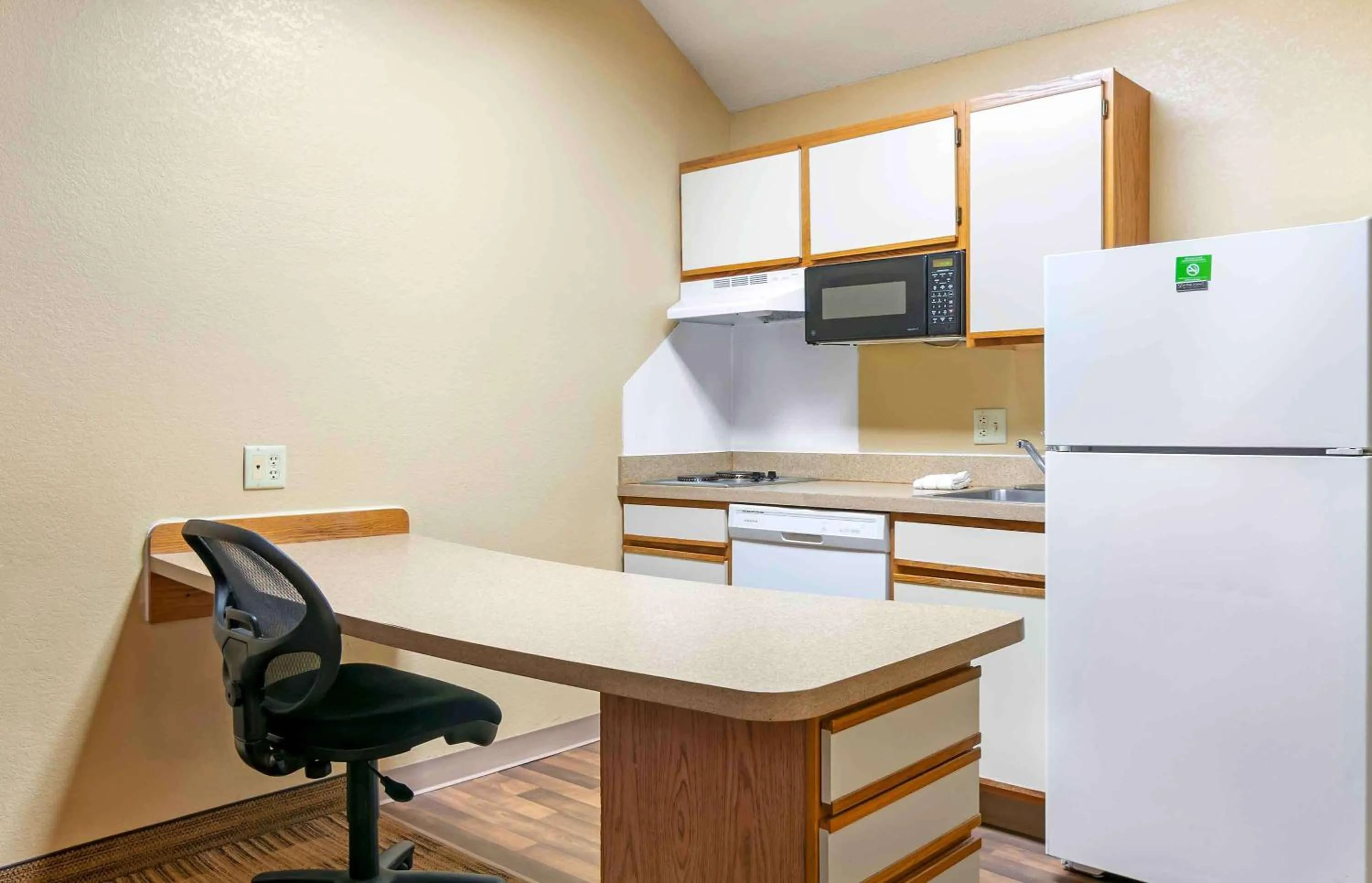 Kitchen or kitchenette in Extended Stay America Suites - Kansas City - Airport - Tiffany Springs