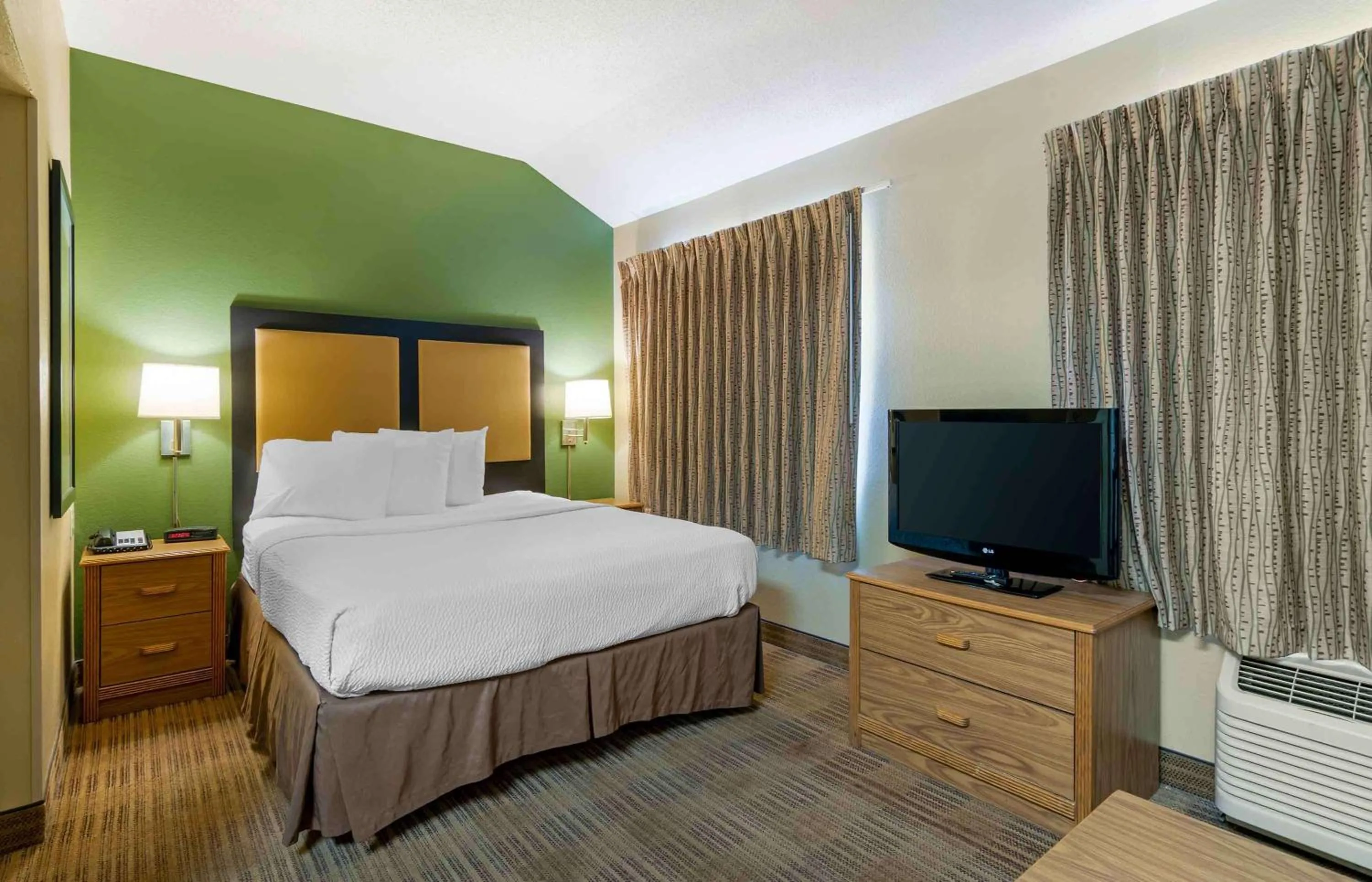 Bedroom, Bed in Extended Stay America Suites - Kansas City - Airport - Tiffany Springs