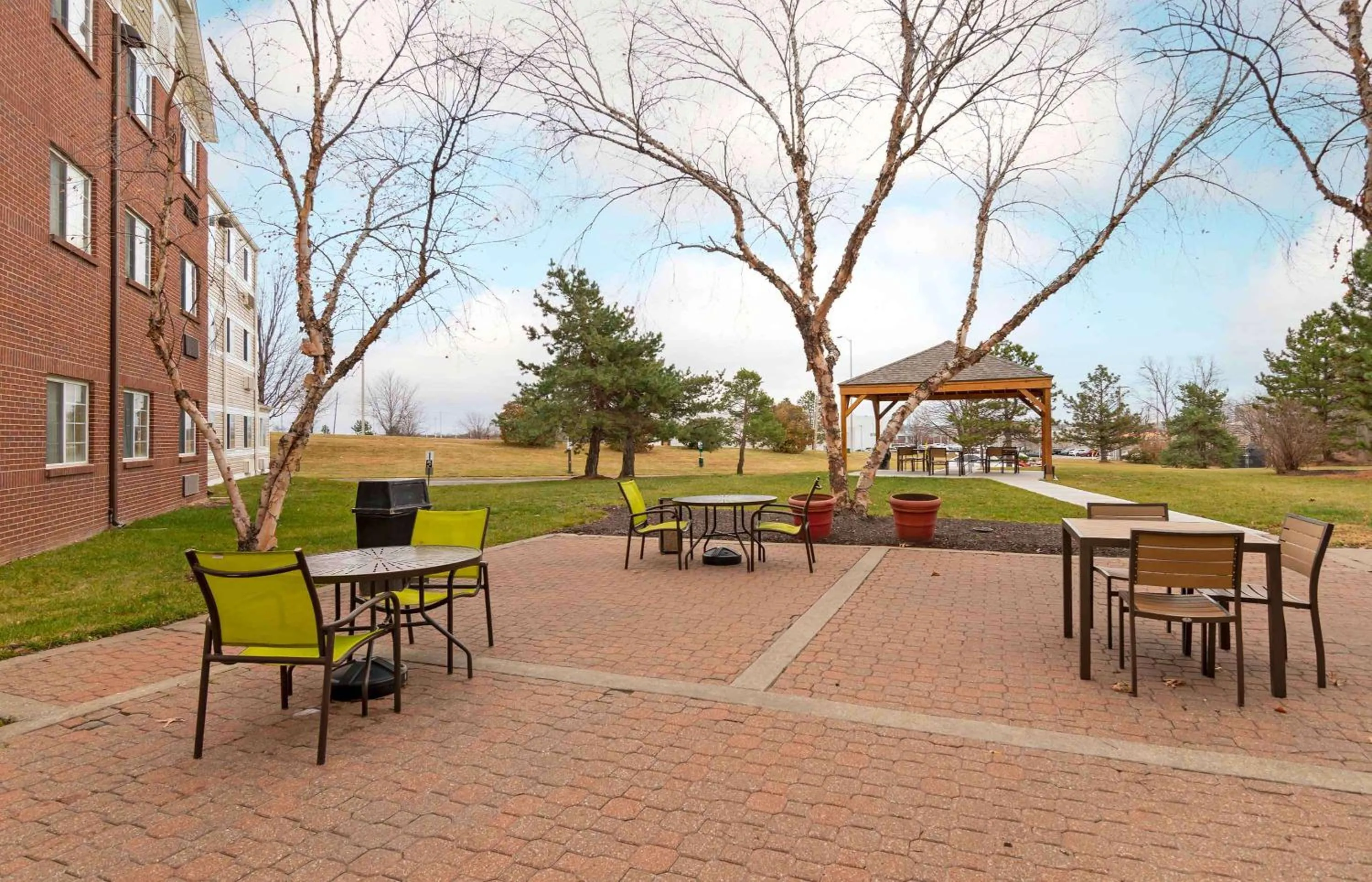 Property building in Extended Stay America Suites - Kansas City - Airport - Tiffany Springs