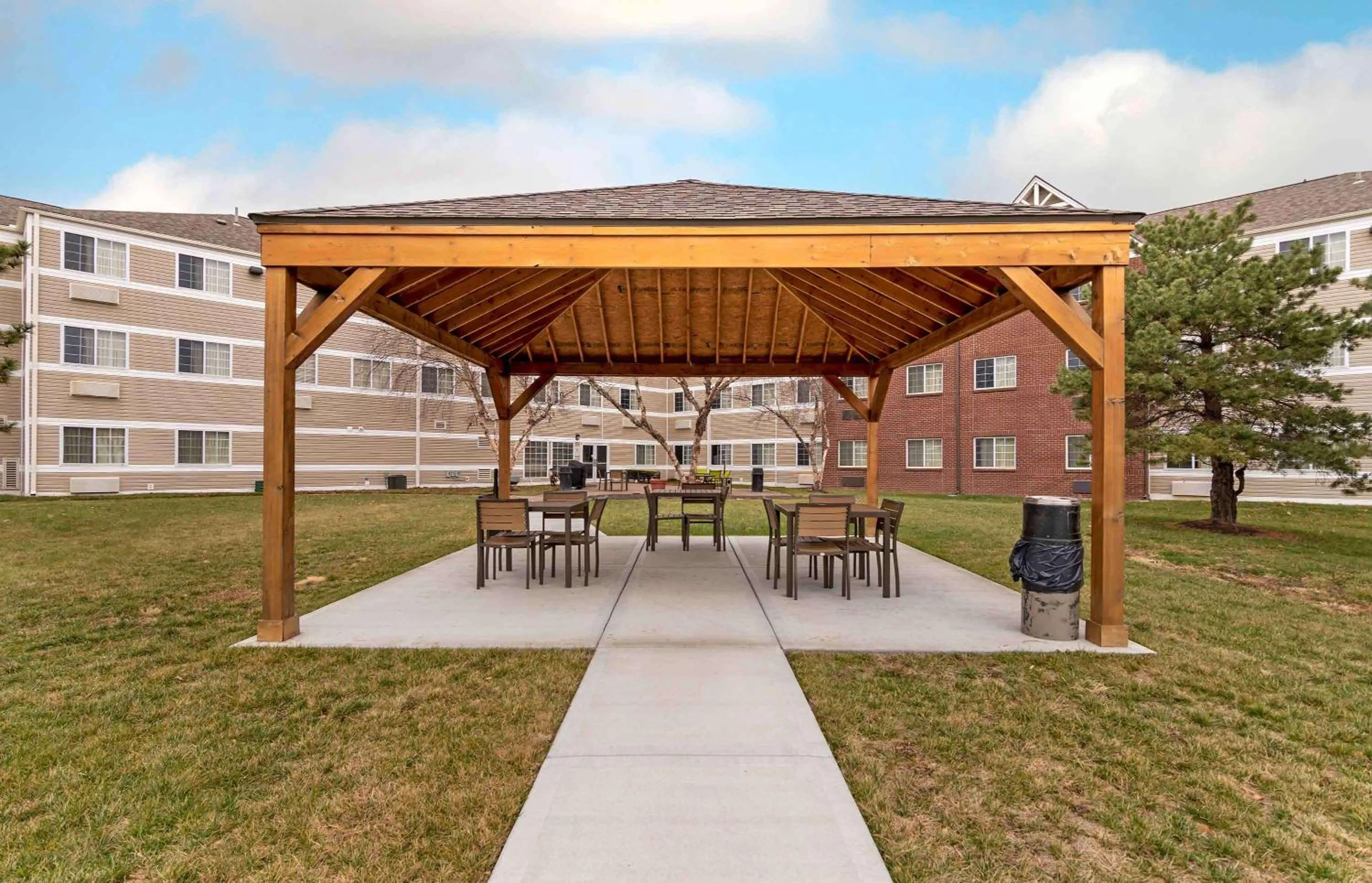 Property building in Extended Stay America Suites - Kansas City - Airport - Tiffany Springs
