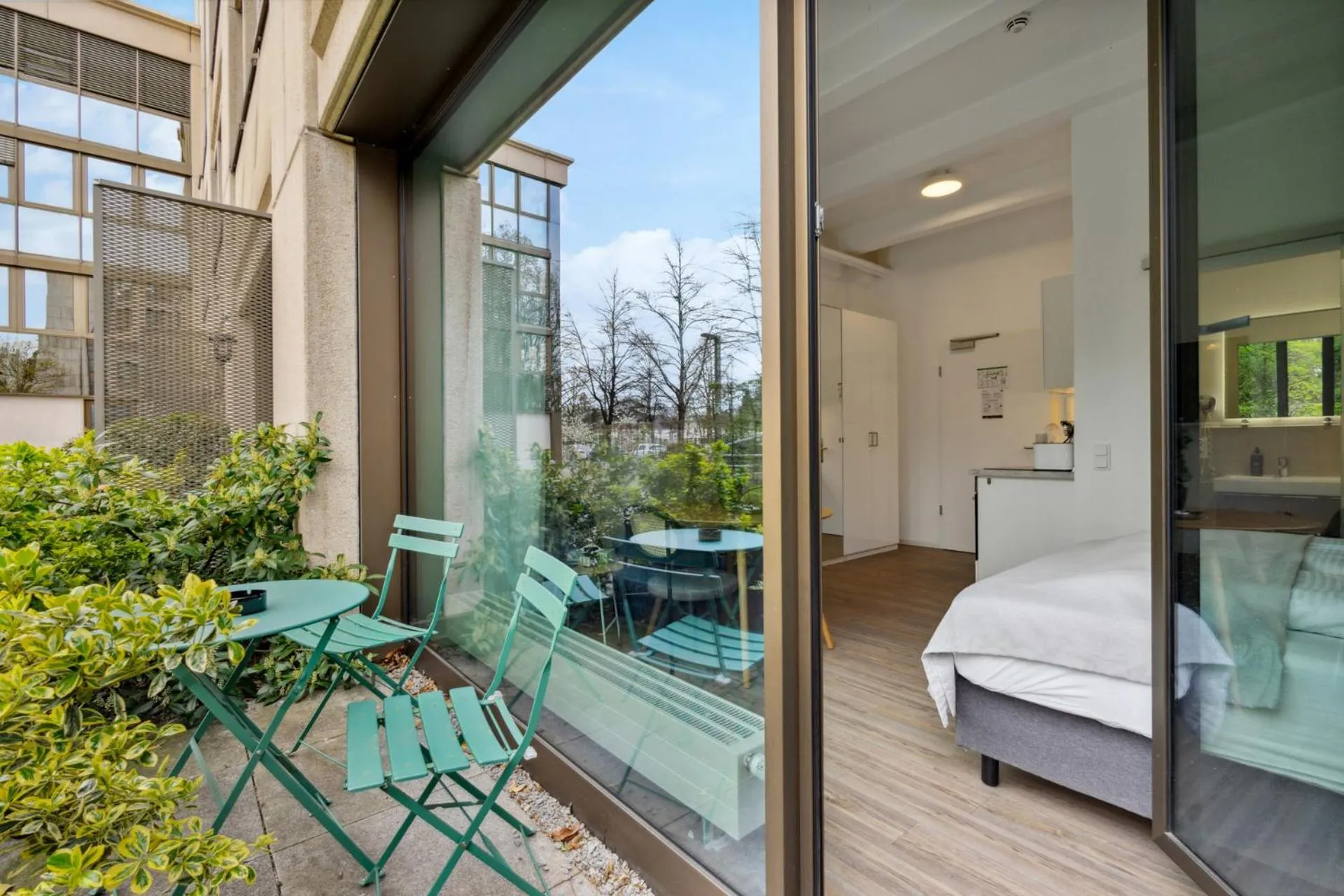 View (from property/room), Bed in Limehome Munich Fritz-Erler Str