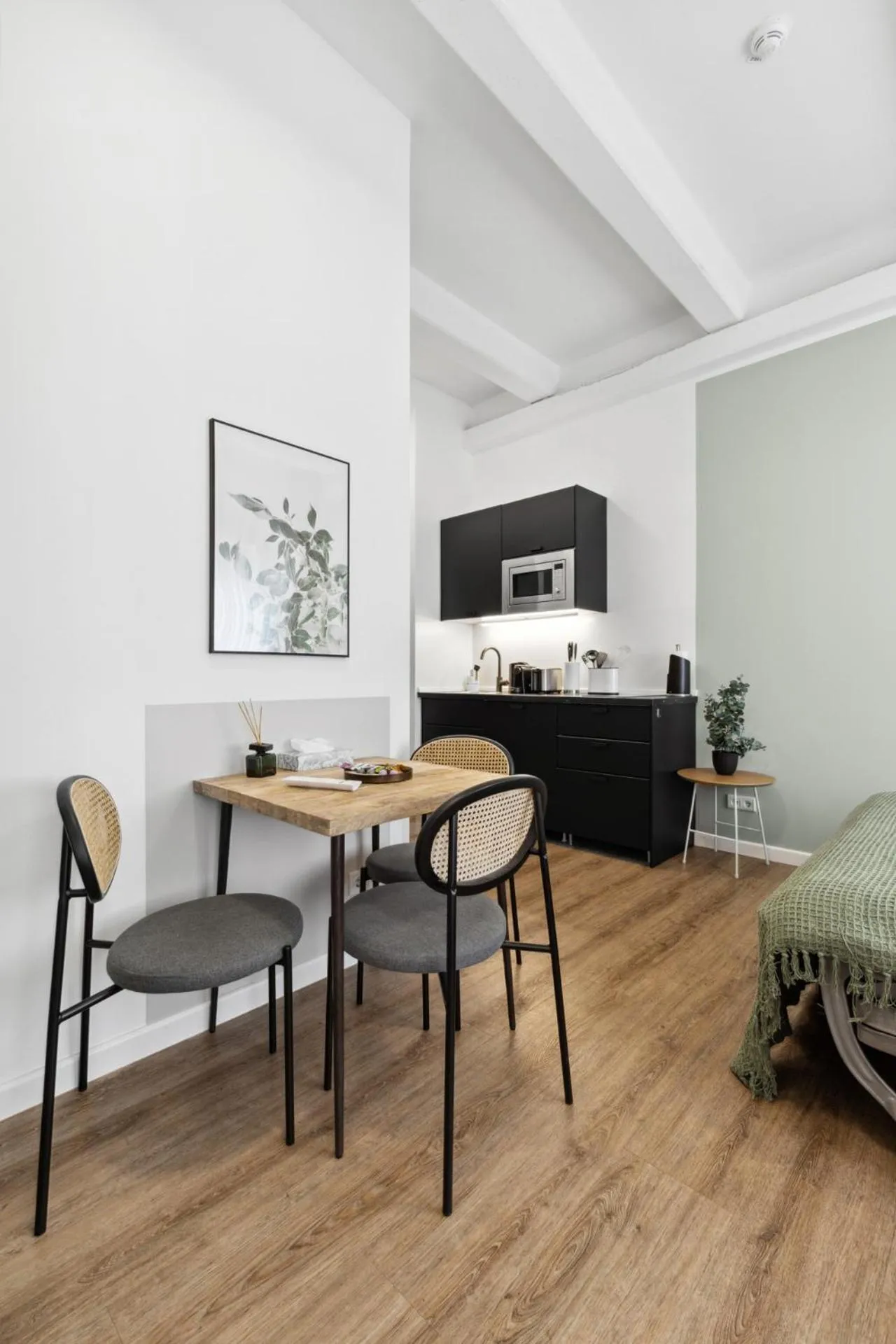 Kitchen or kitchenette, Bed in Limehome Munich Fritz-Erler Str