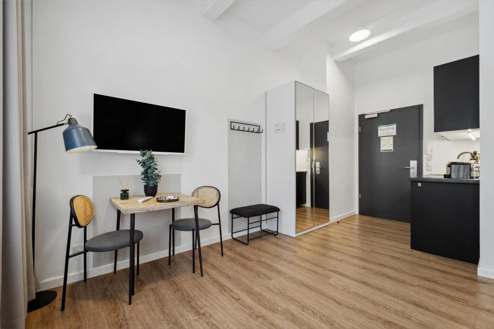 TV and multimedia in Limehome Munich Fritz-Erler Str