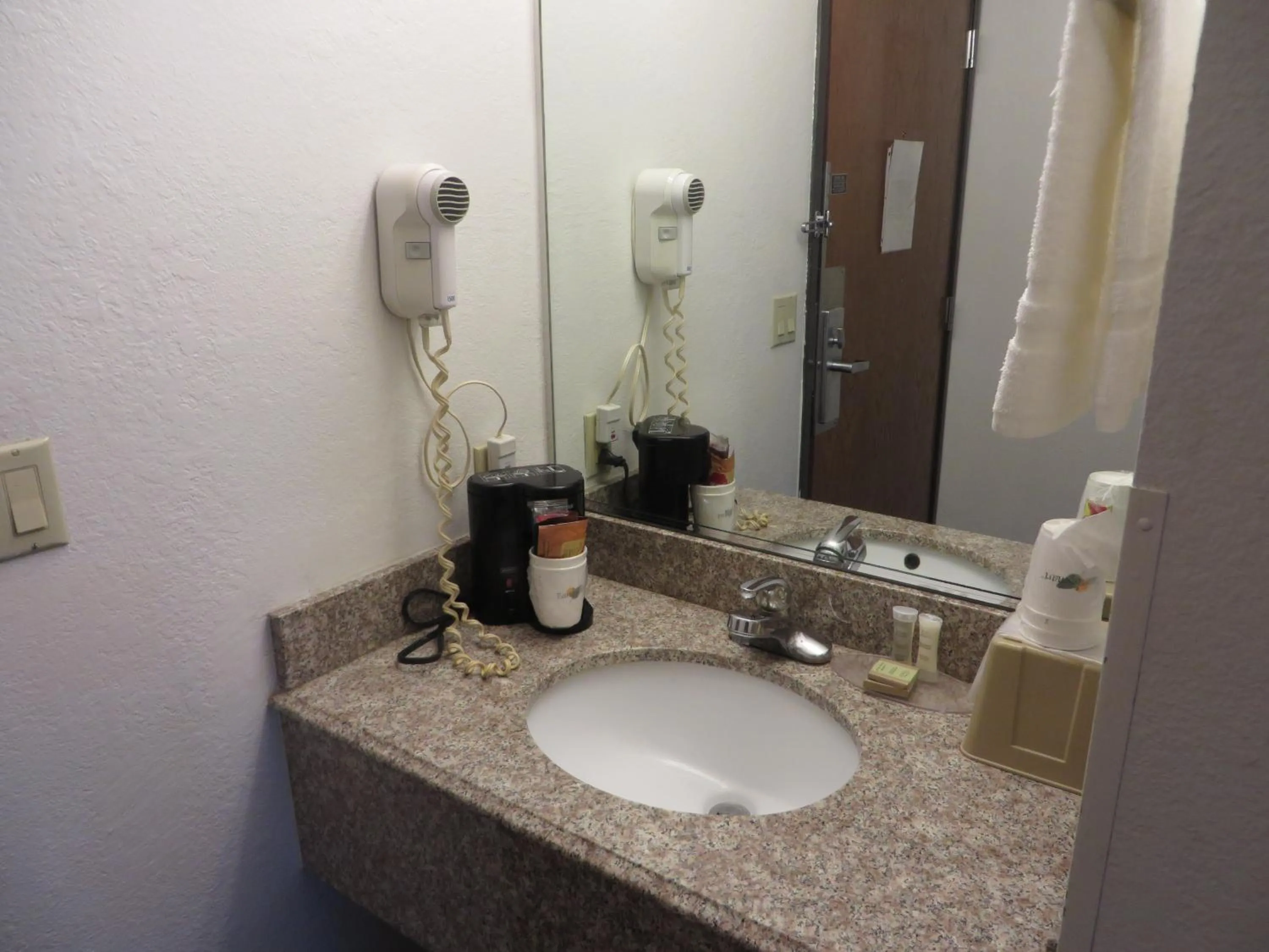 Super 8 by Wyndham Dixon