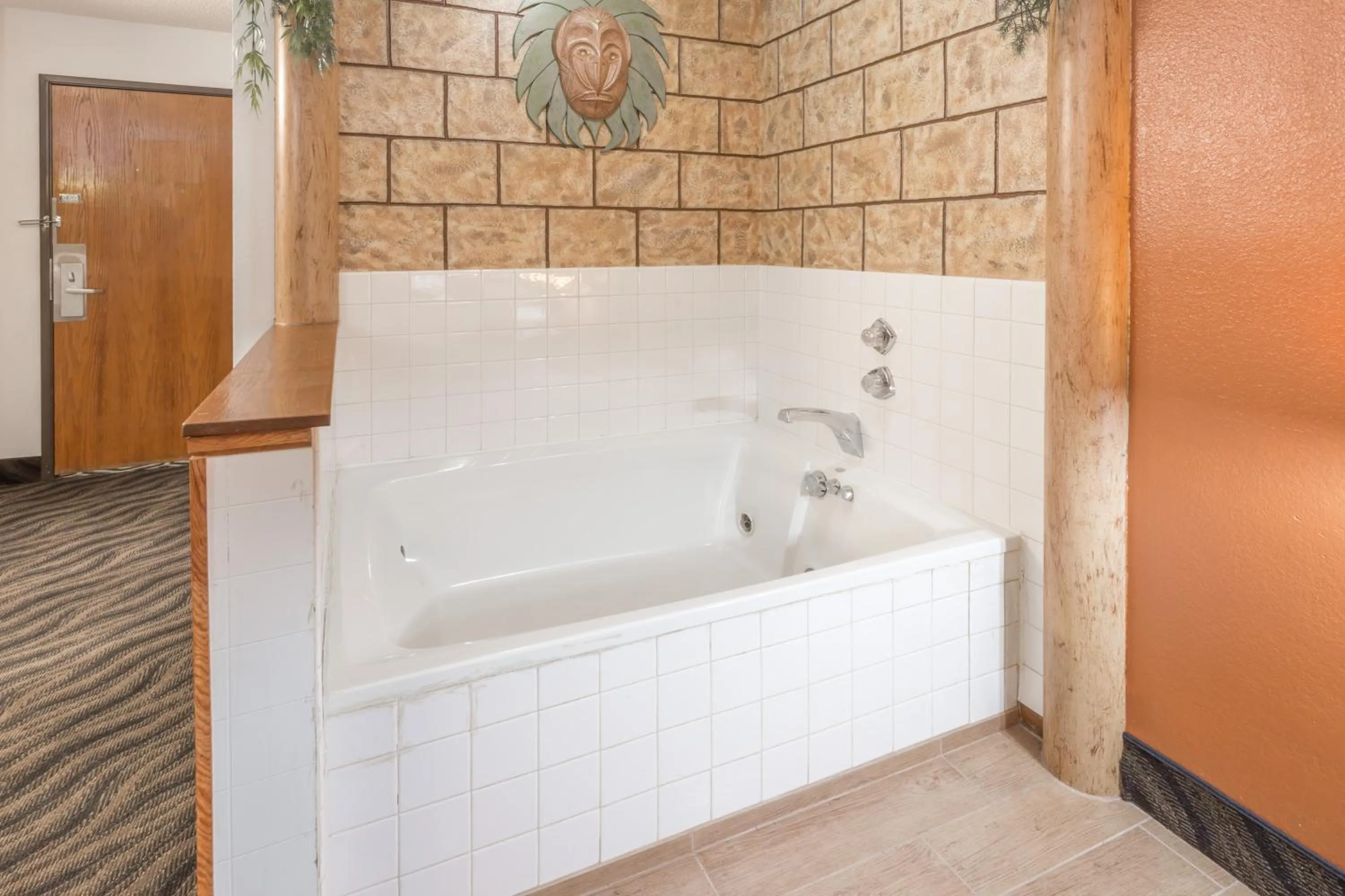 Hot Tub in Super 8 by Wyndham Dixon