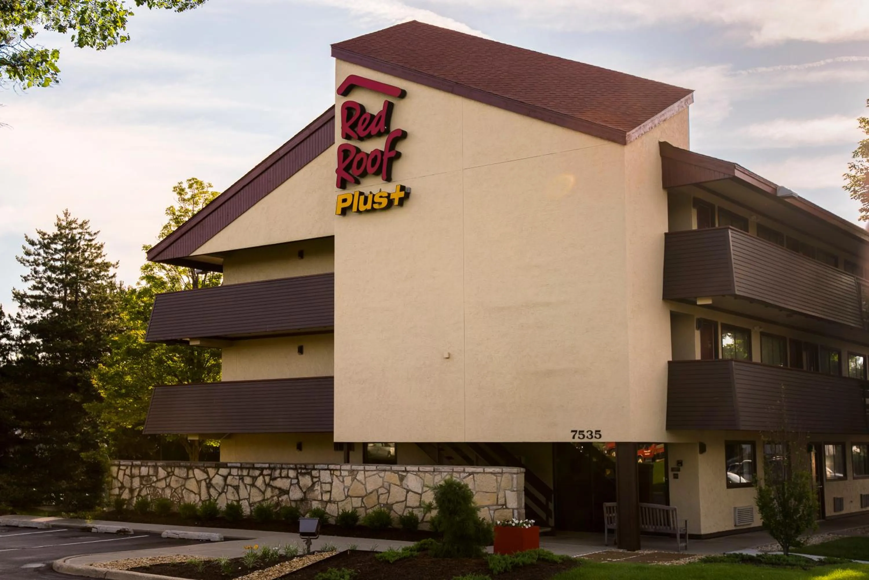 Property building in Red Roof Inn PLUS+ Chicago - Willowbrook