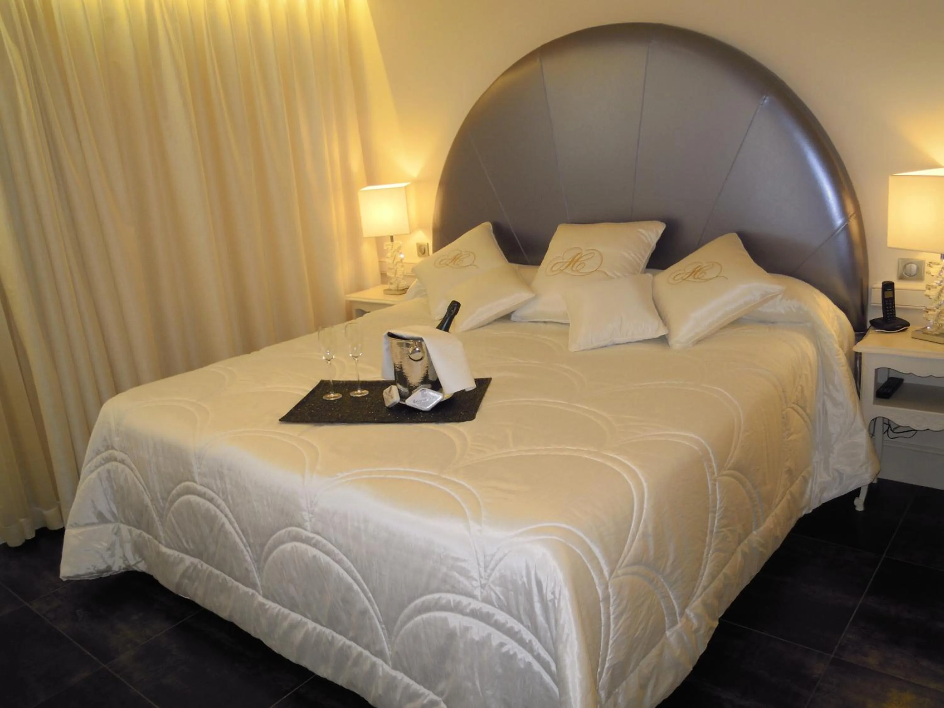 Bed in Auberge de Cassagne & Spa