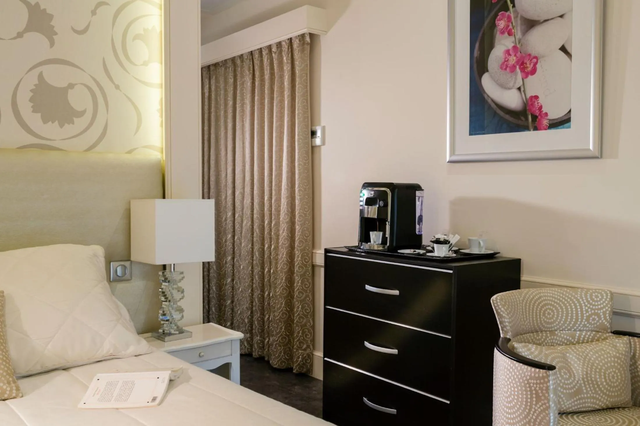 Photo of the whole room, Bed in Auberge de Cassagne & Spa