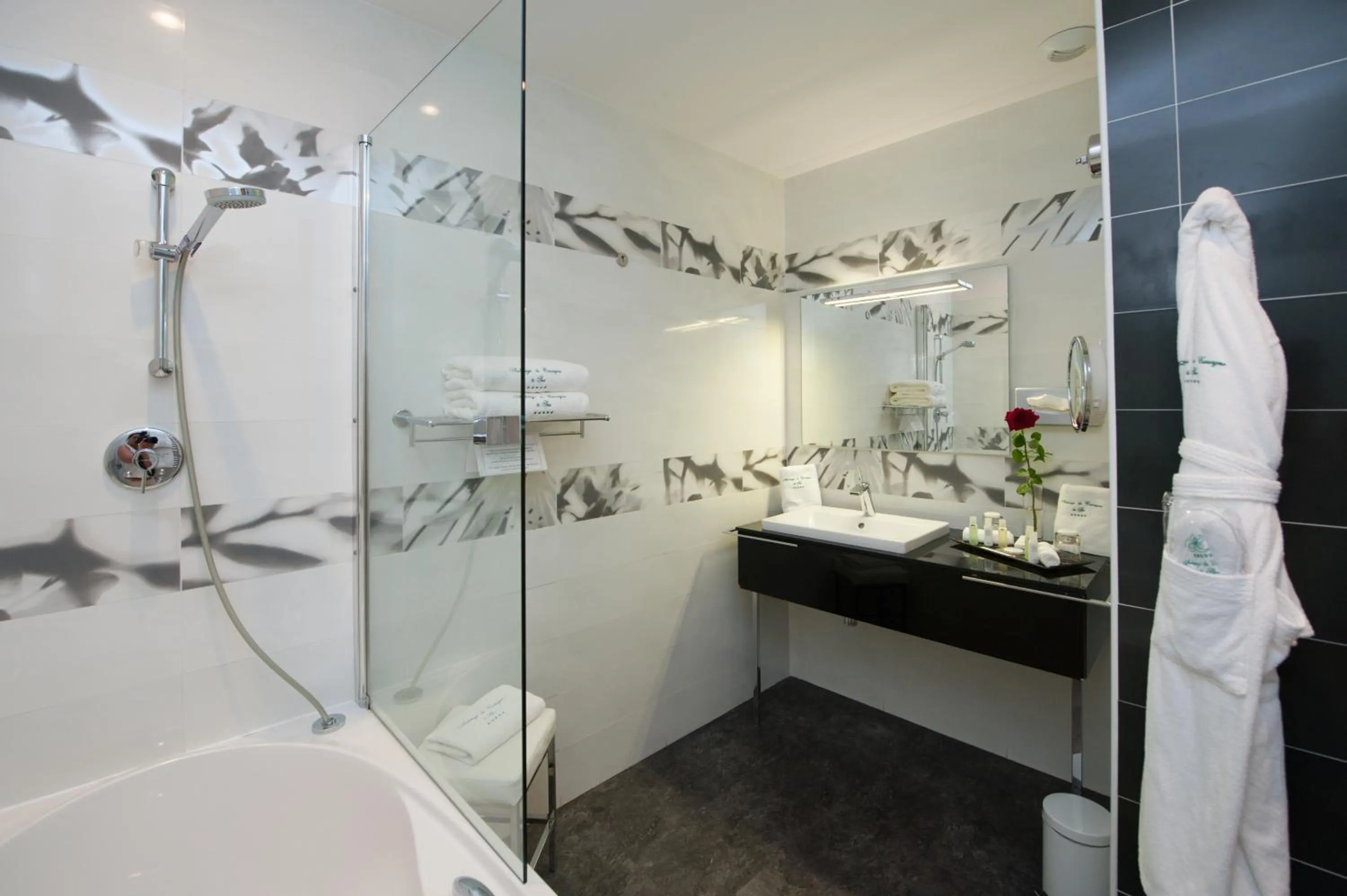 Bathroom in Auberge de Cassagne & Spa