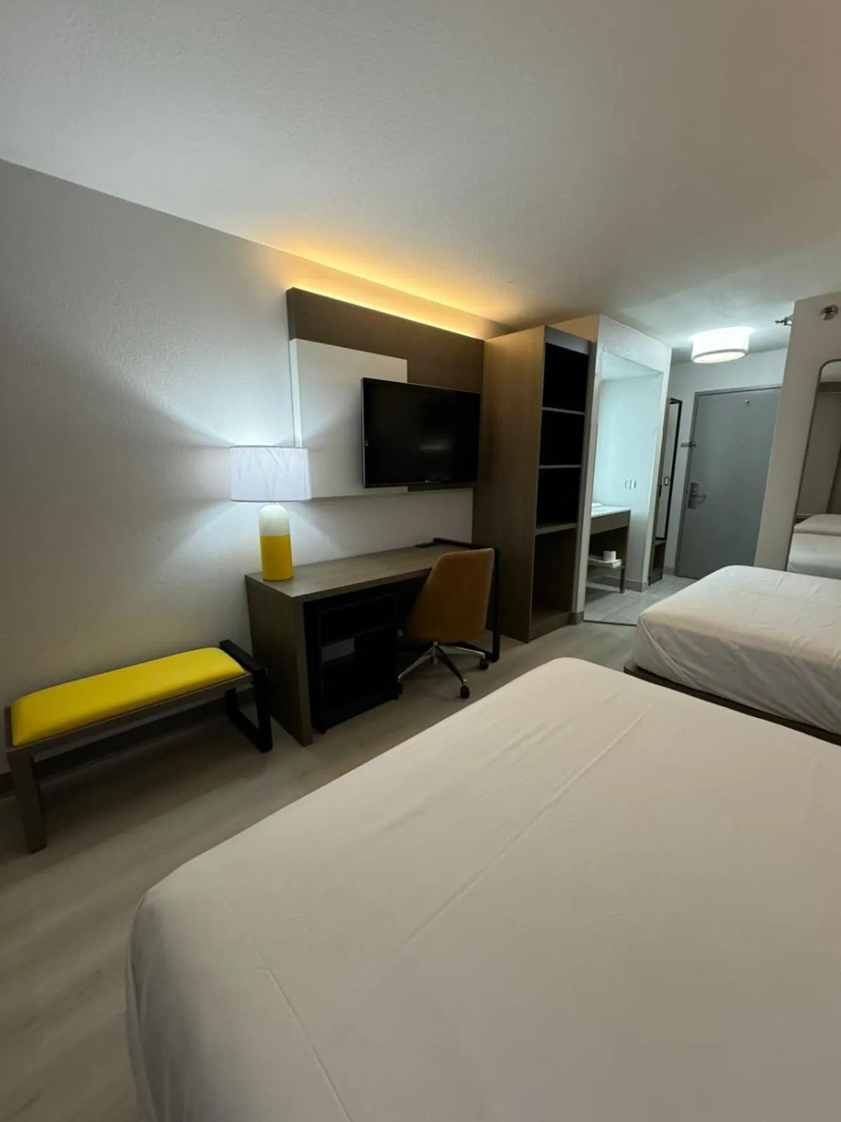 TV and multimedia, Bed in Halsted Inn and Suites Harvey - Chicago Southland