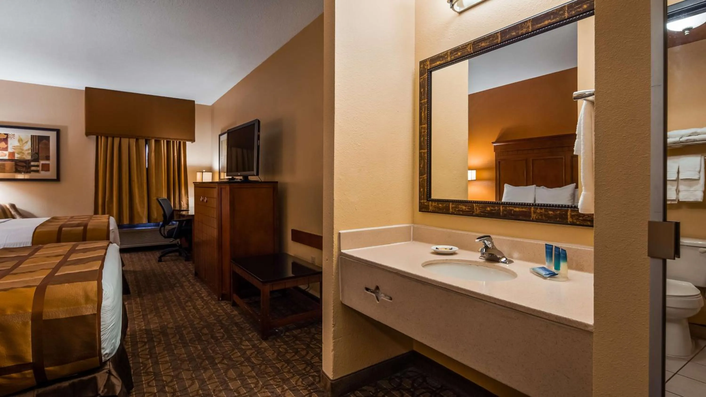 Photo of the whole room, Bed in Best Western Plus Midwest Inn & Suites