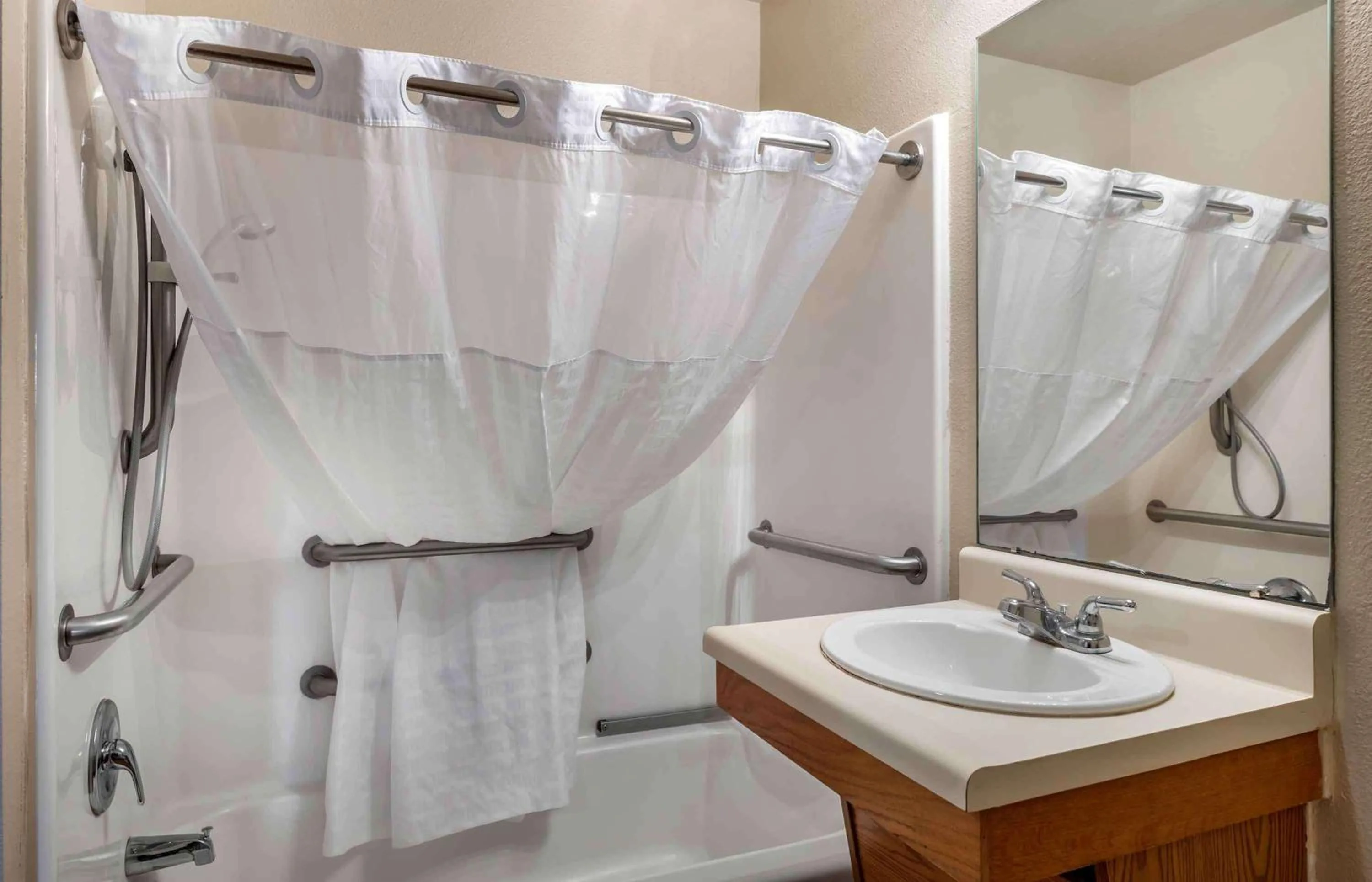 Bathroom in Extended Stay America Select Suites - Wichita - North