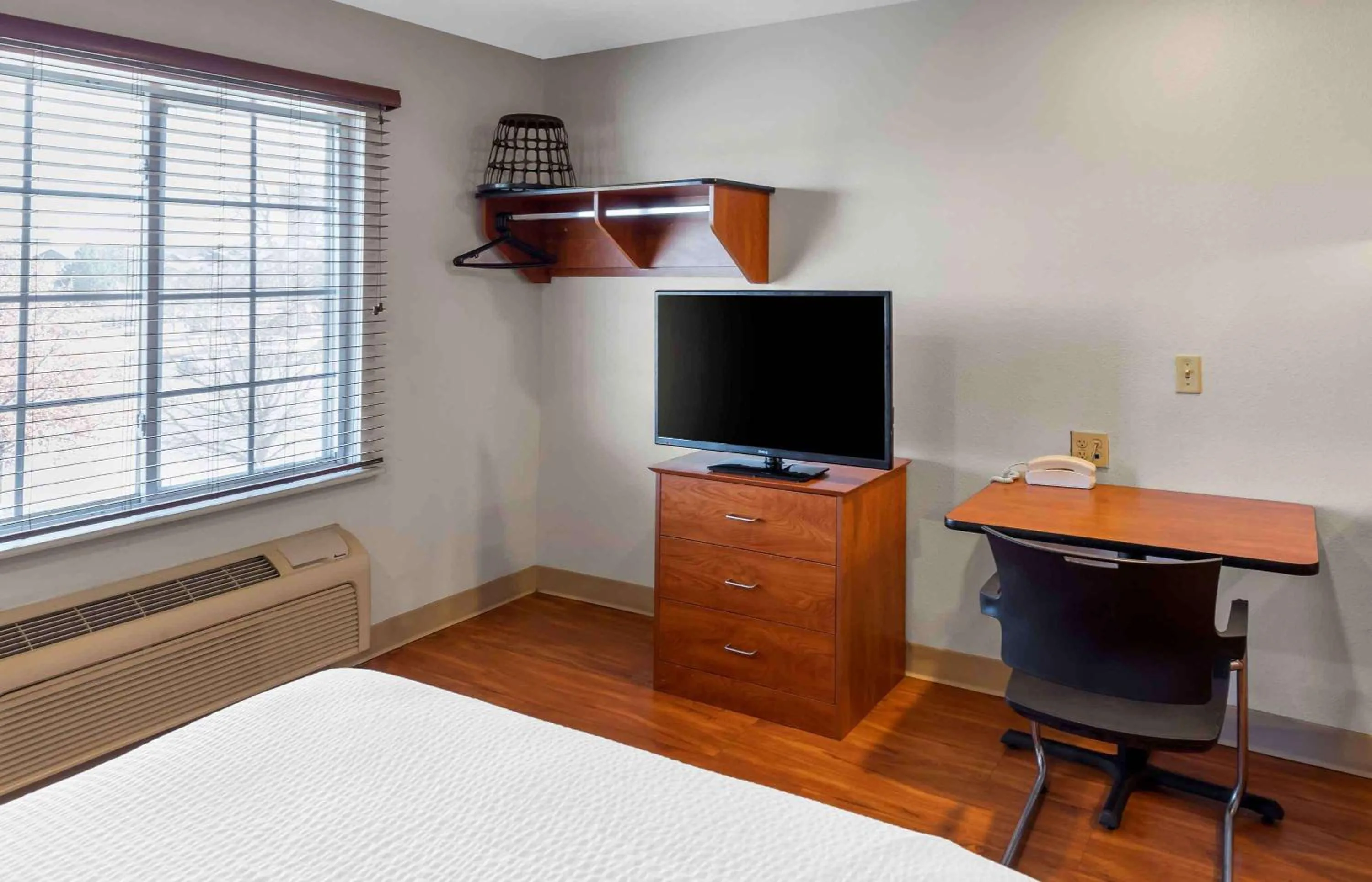 Bedroom, Bed in Extended Stay America Select Suites - Wichita - North