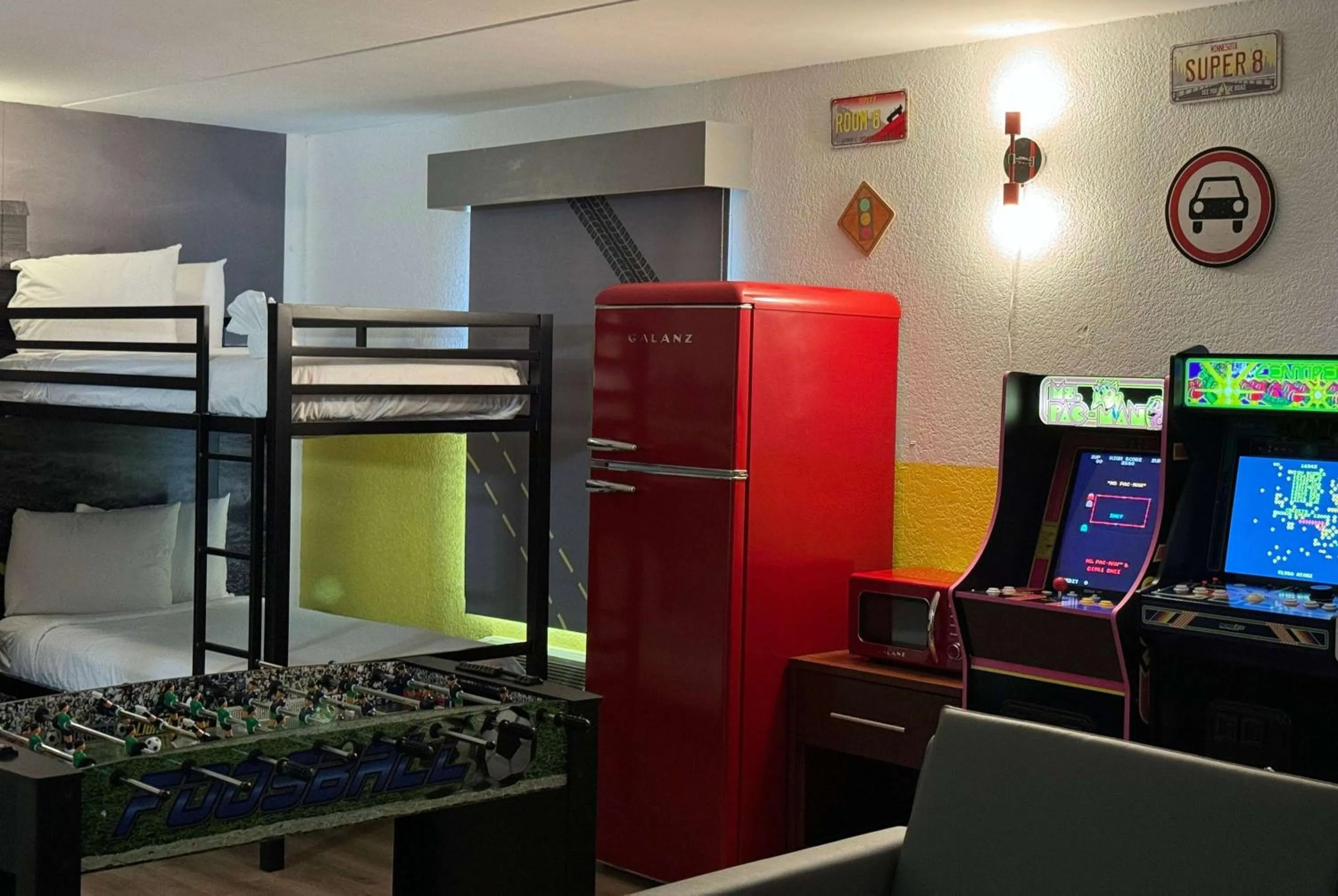 Bedroom in Super 8 by Wyndham Bloomington/Airport