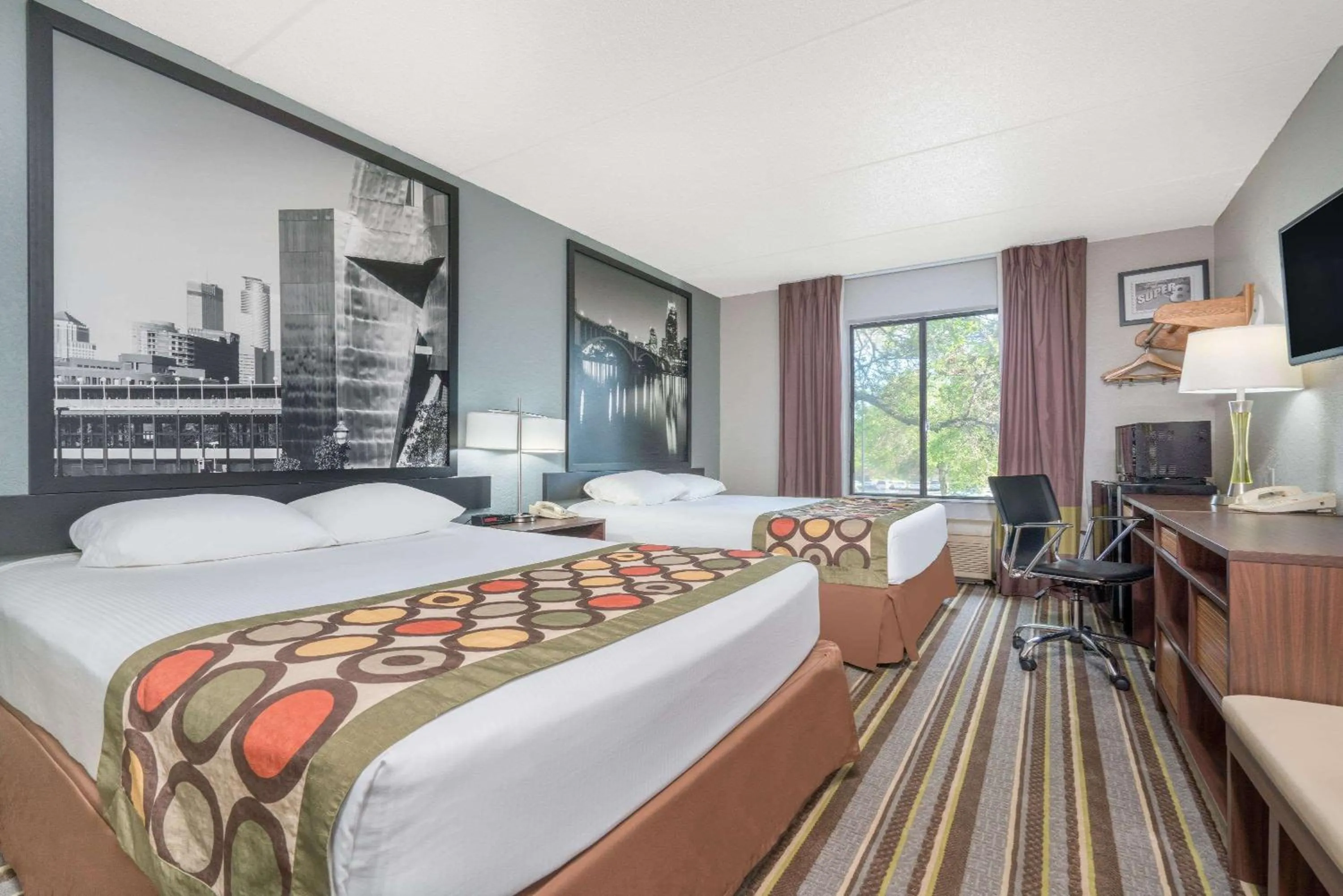 Photo of the whole room, Bed in Super 8 by Wyndham Bloomington/Airport
