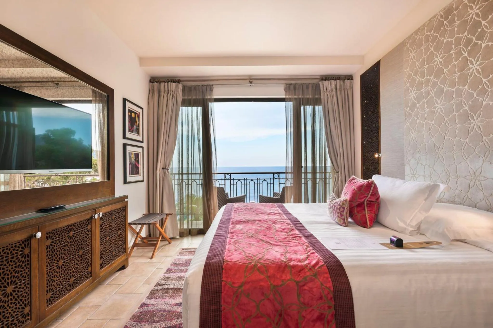 Photo of the whole room, Bed in Tiara Miramar Beach Resort