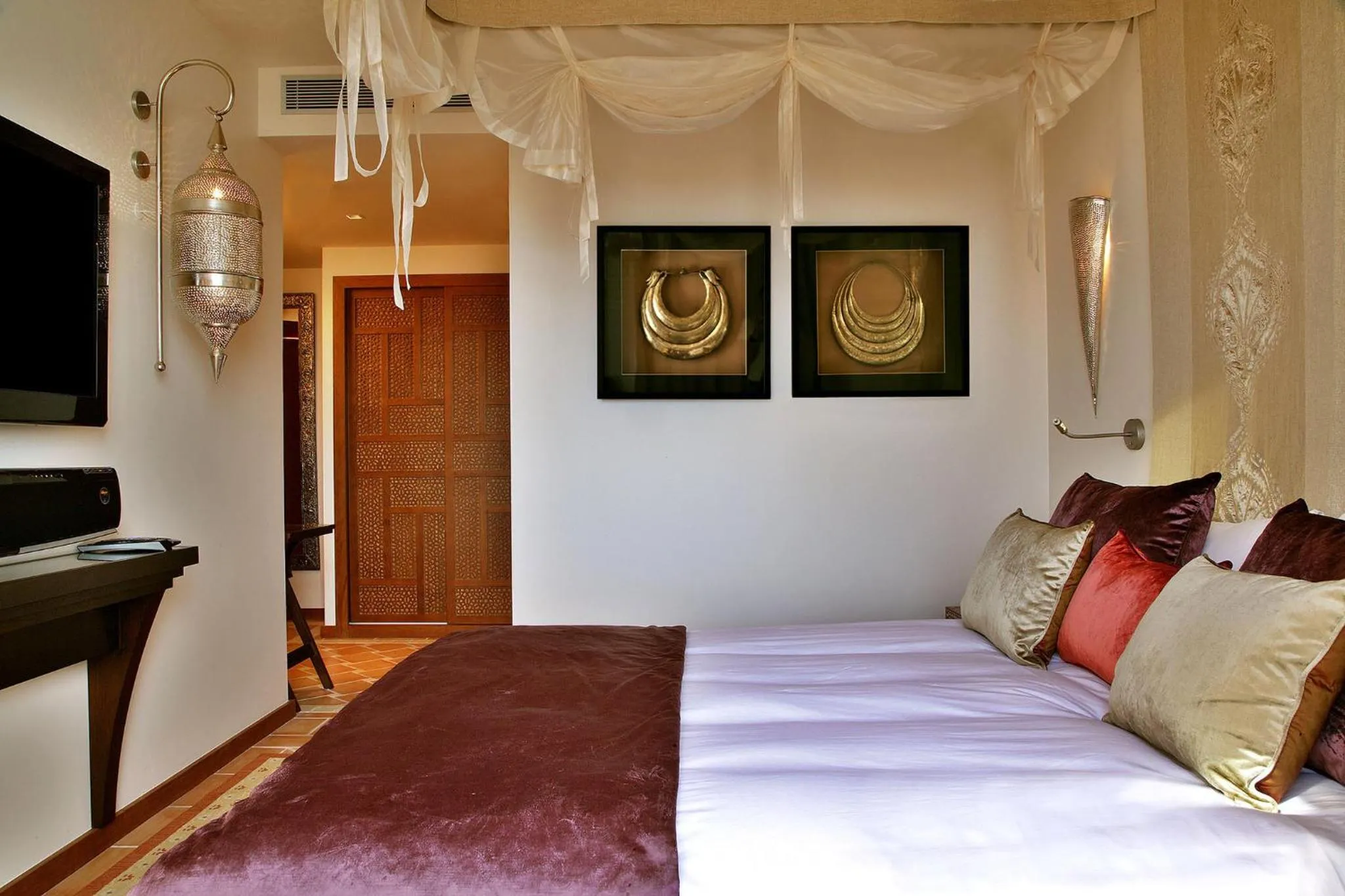 Photo of the whole room, Bed in Tiara Miramar Beach Resort