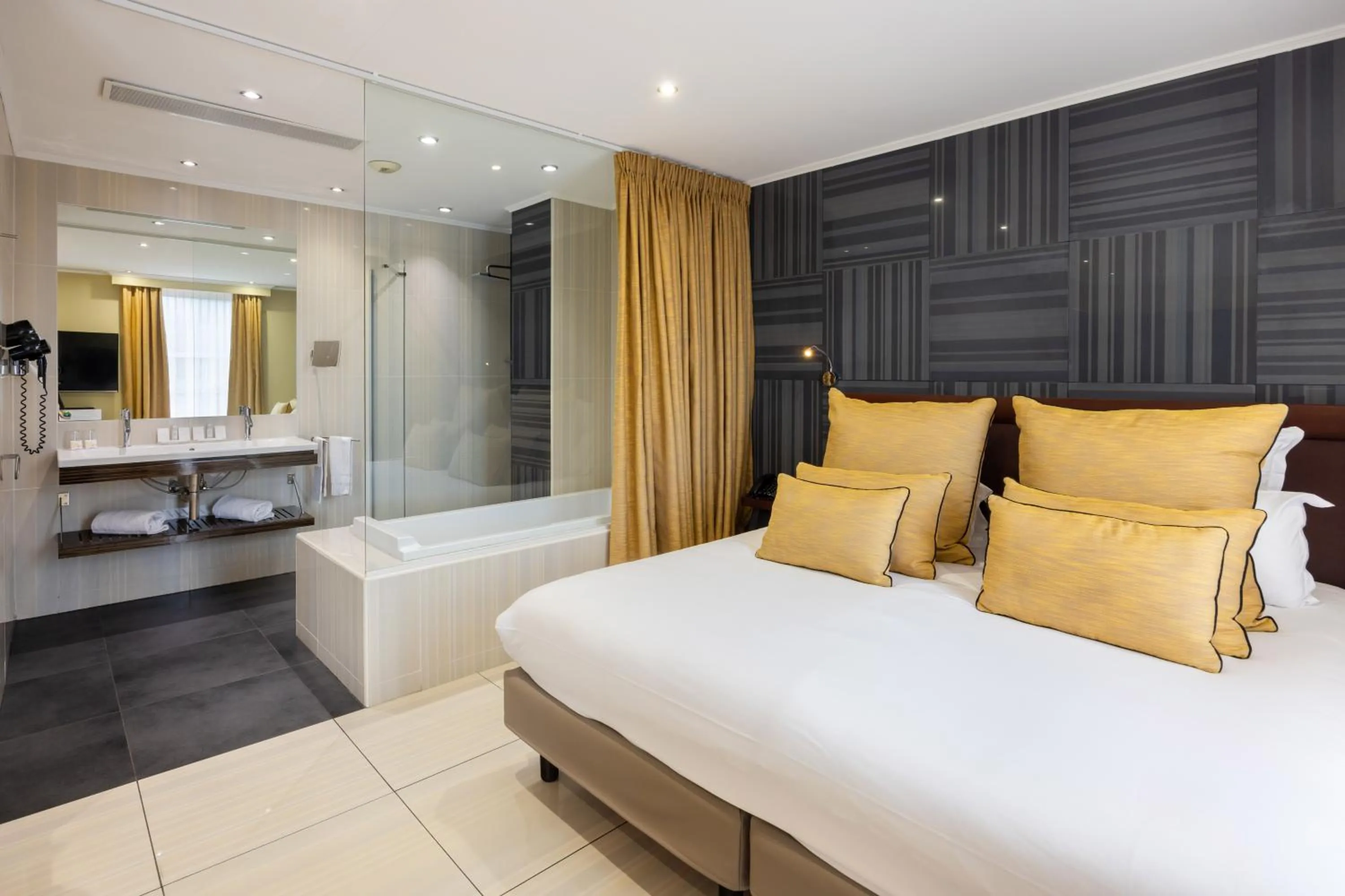 Bathroom, Bed in Best Western Plus Hôtel Massena Nice