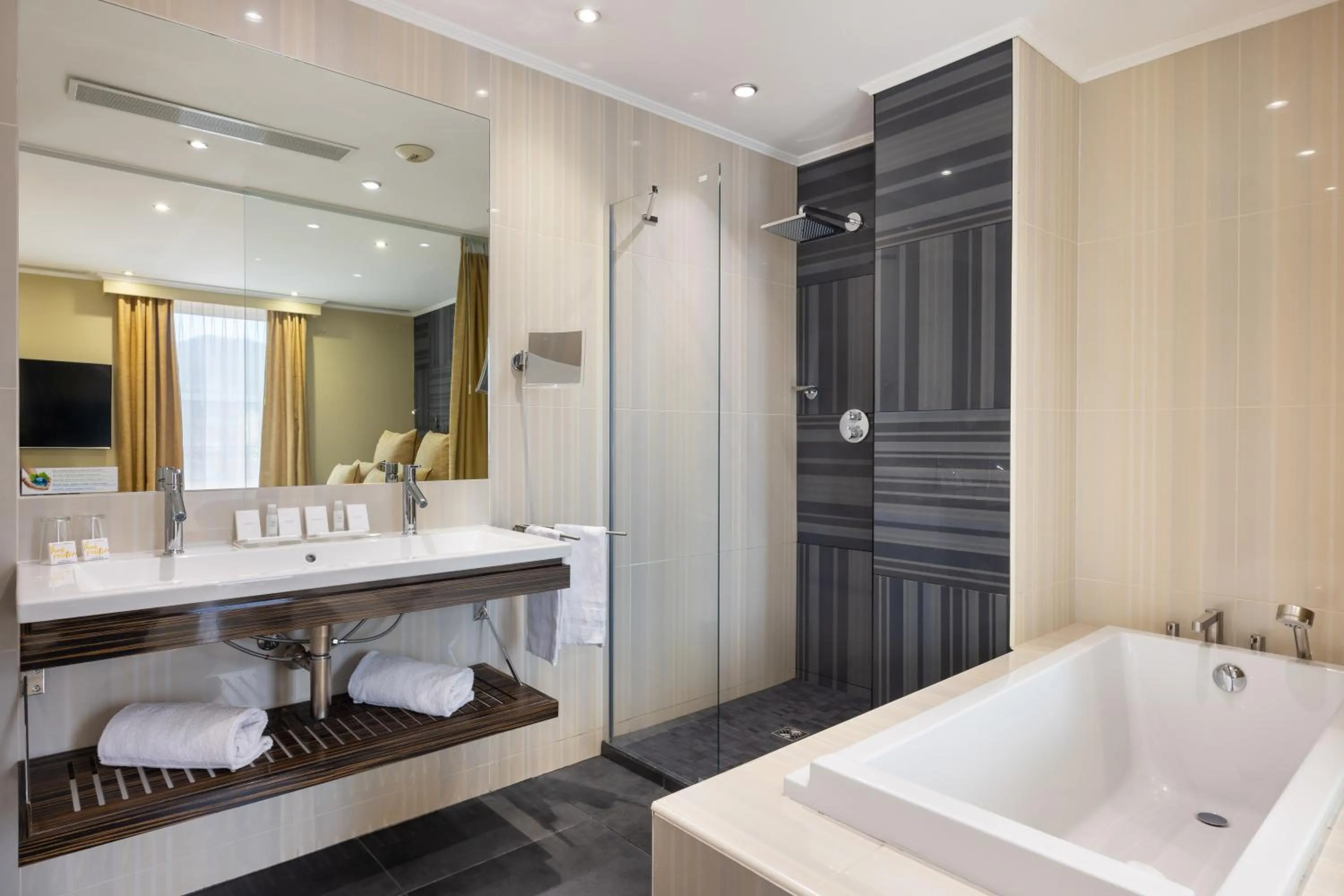 Shower in Best Western Plus Hôtel Massena Nice