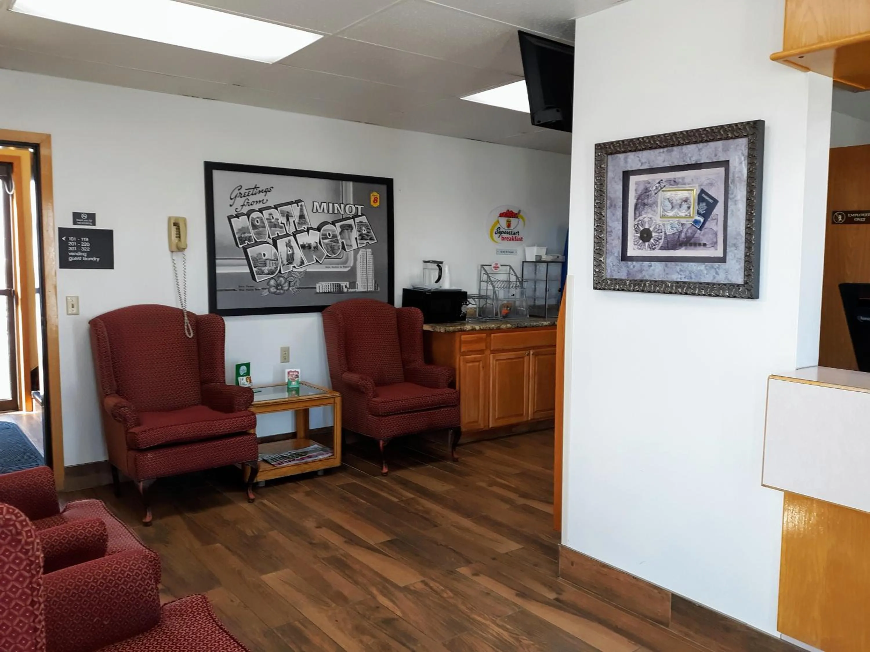 Lobby or reception in Super 8 by Wyndham Minot Airport