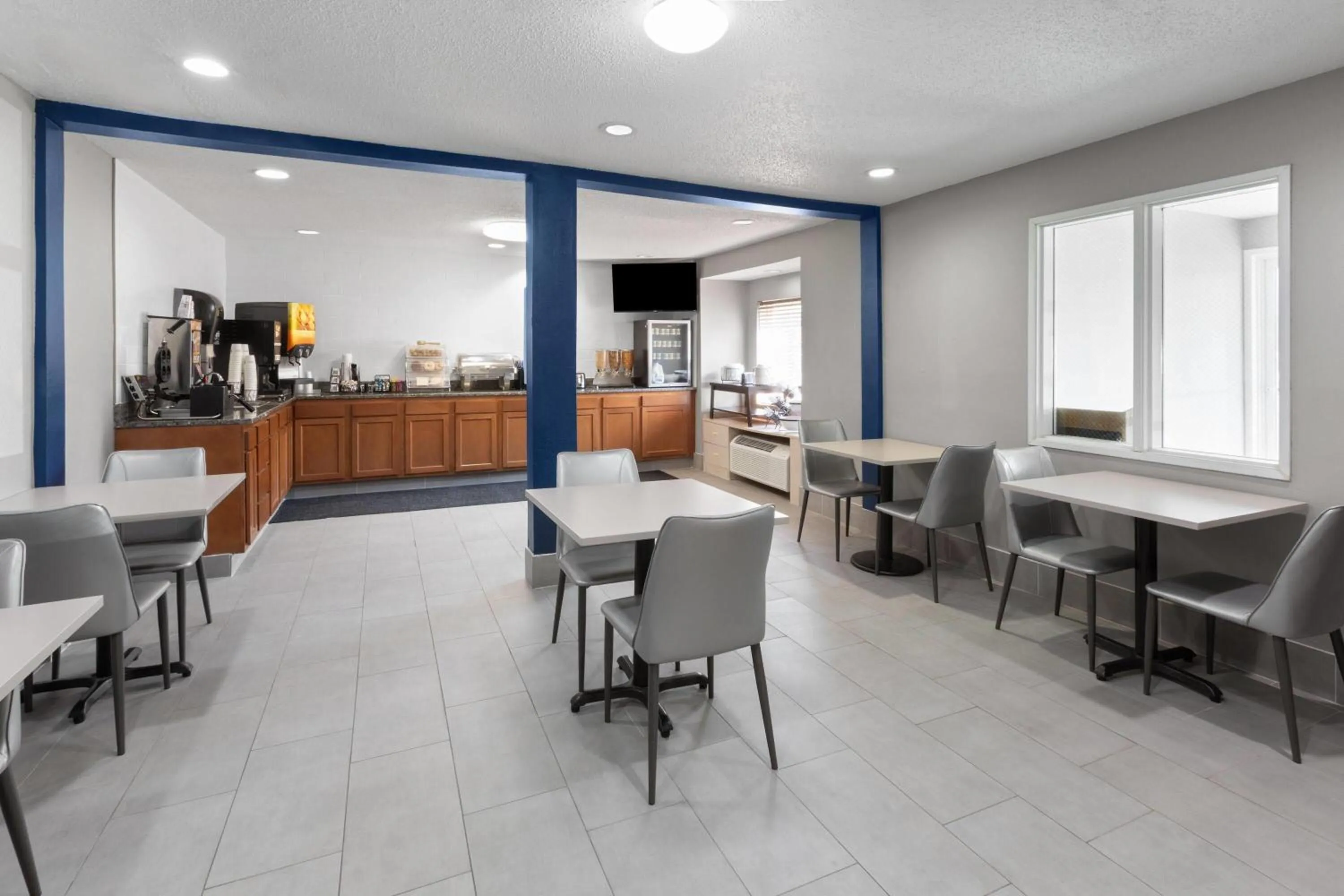 Breakfast in Microtel Inn & Suites by Wyndham Sioux Falls