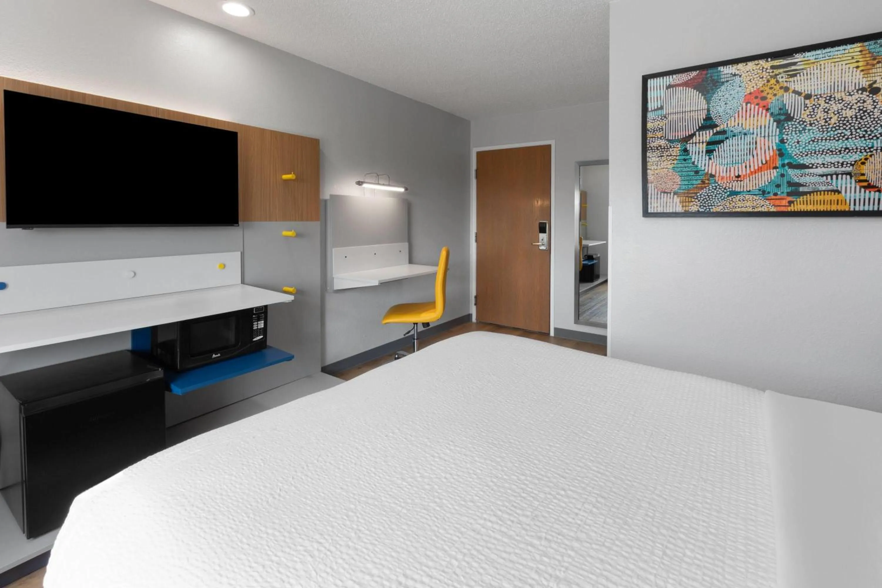 Photo of the whole room, Bed in Microtel Inn & Suites by Wyndham Sioux Falls