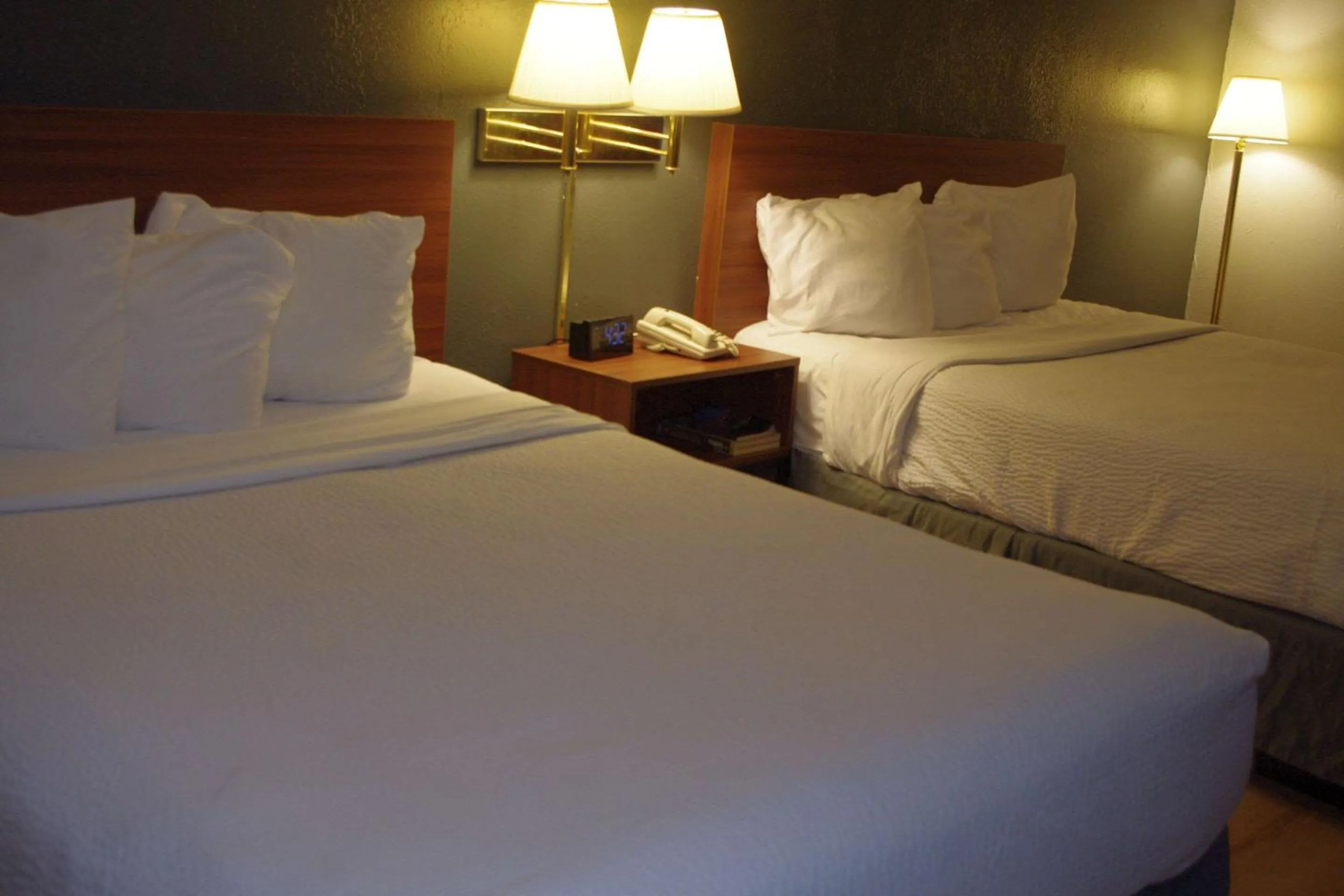 Bedroom in Econo Lodge