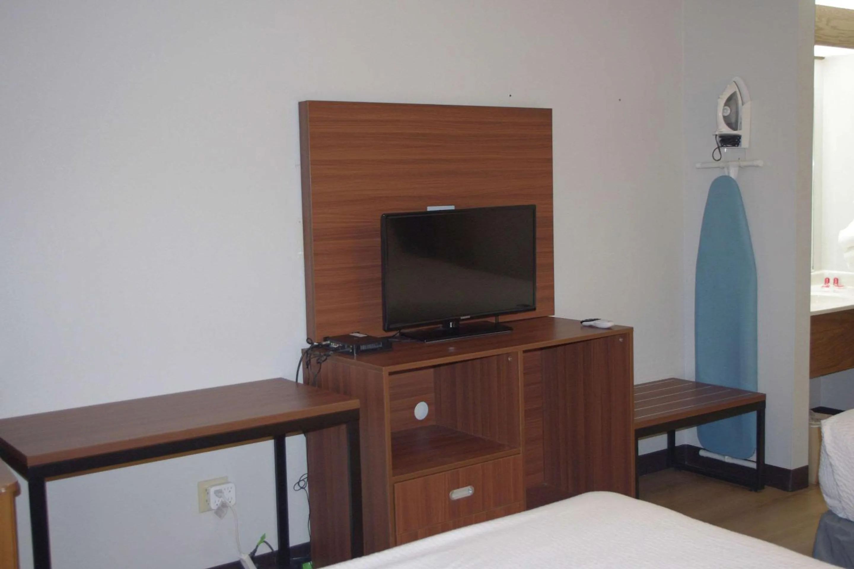 Bedroom, TV/Entertainment Center in Econo Lodge