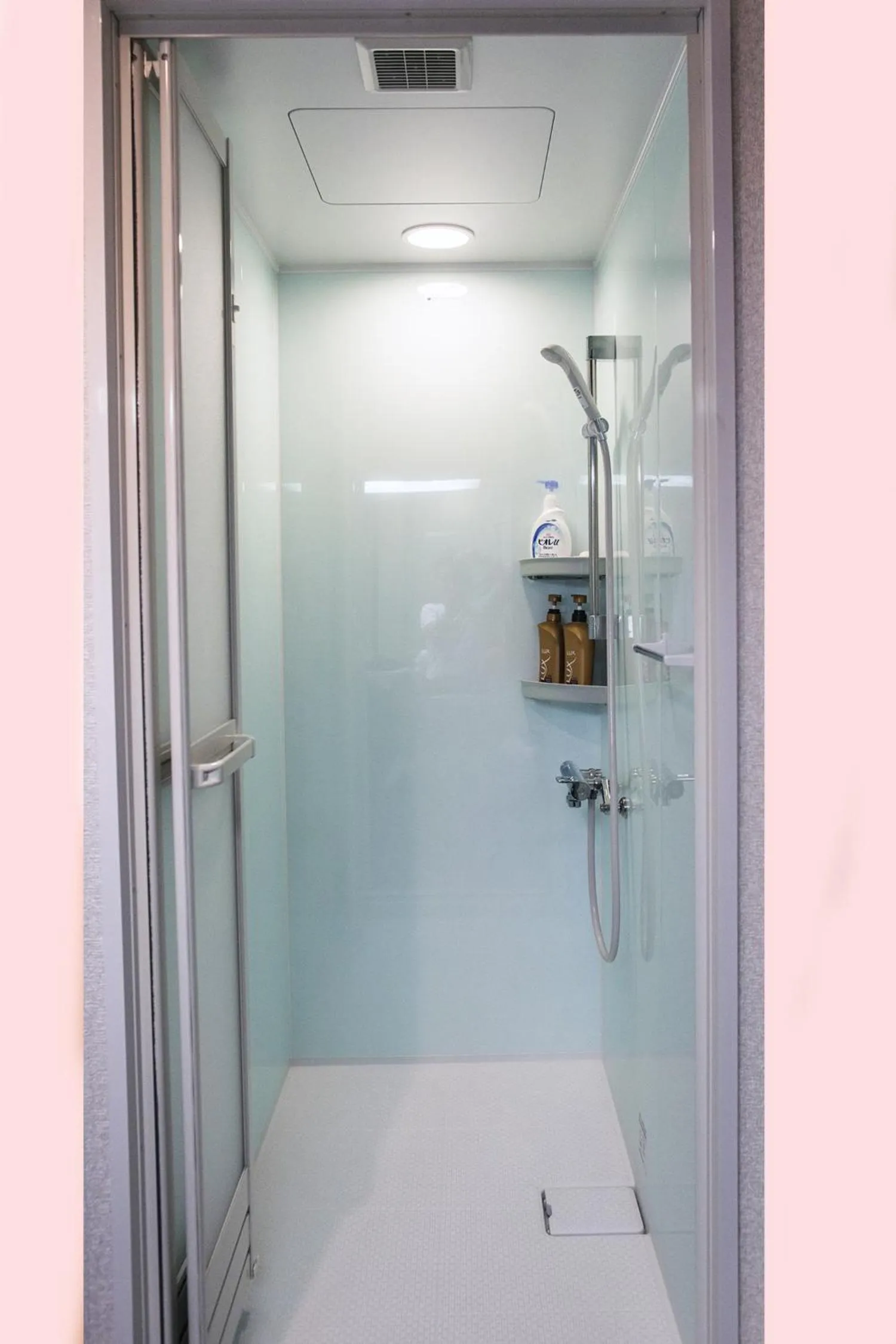 Shower in Nakagawa's Cozy House