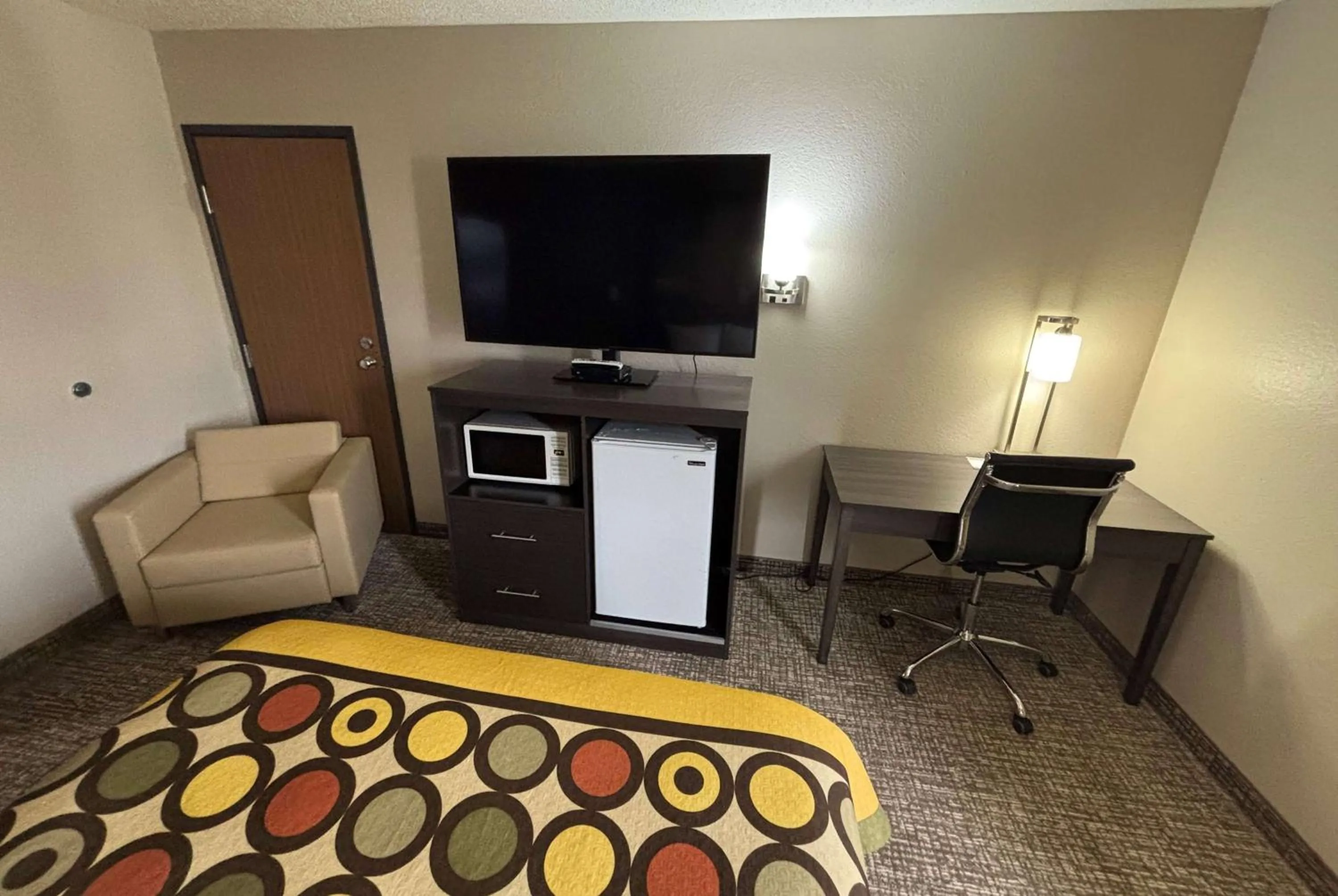 Photo of the whole room, Bed in Super 8 by Wyndham Marshall